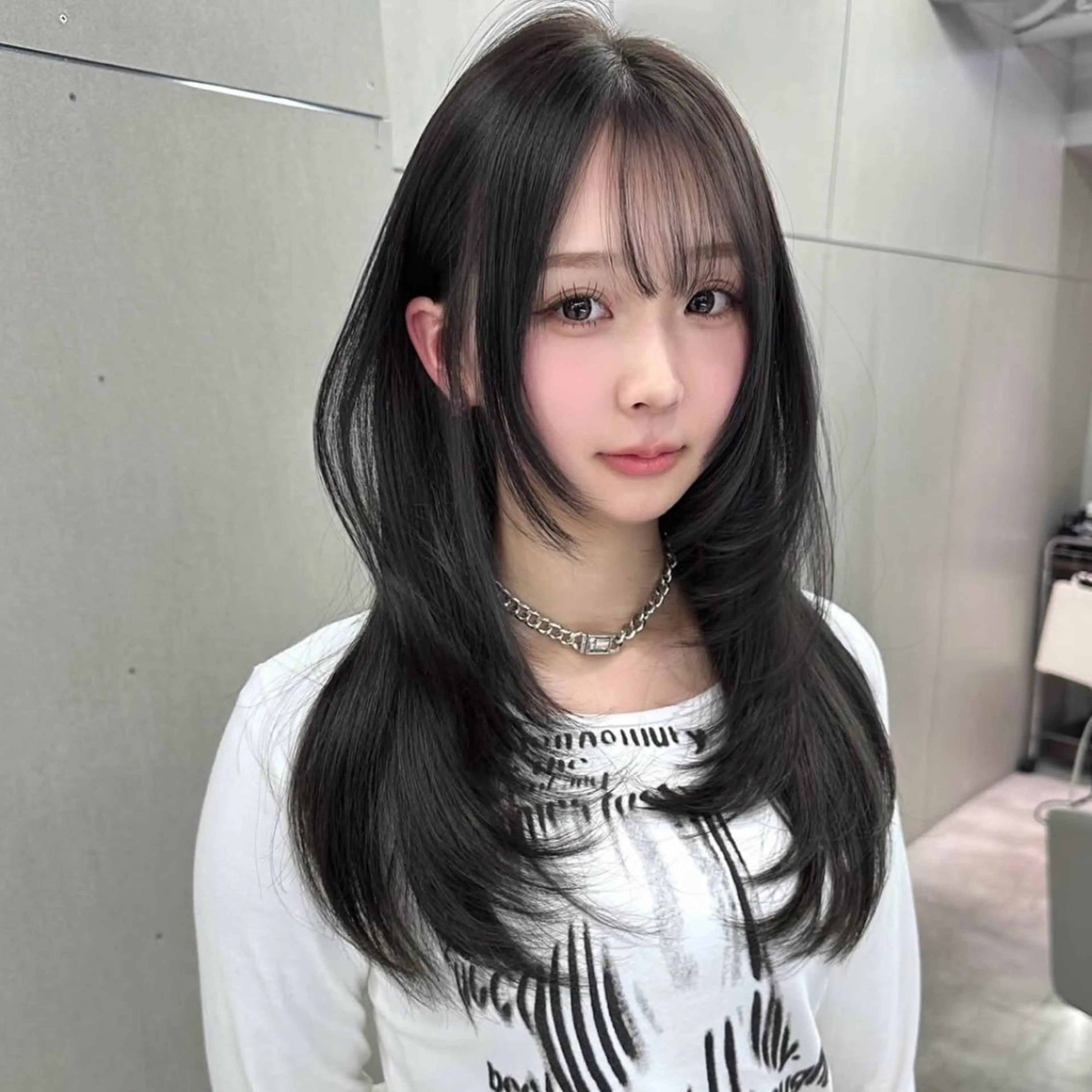 セミロング カラー ヘアアレンジ 黒髪 ナチュラルブラック 韓国風ヘア レイヤーカット カット ヘアカラー ヘアセット kiti所属・kana 栄美容師/韓国ヘアのヘアスタイル