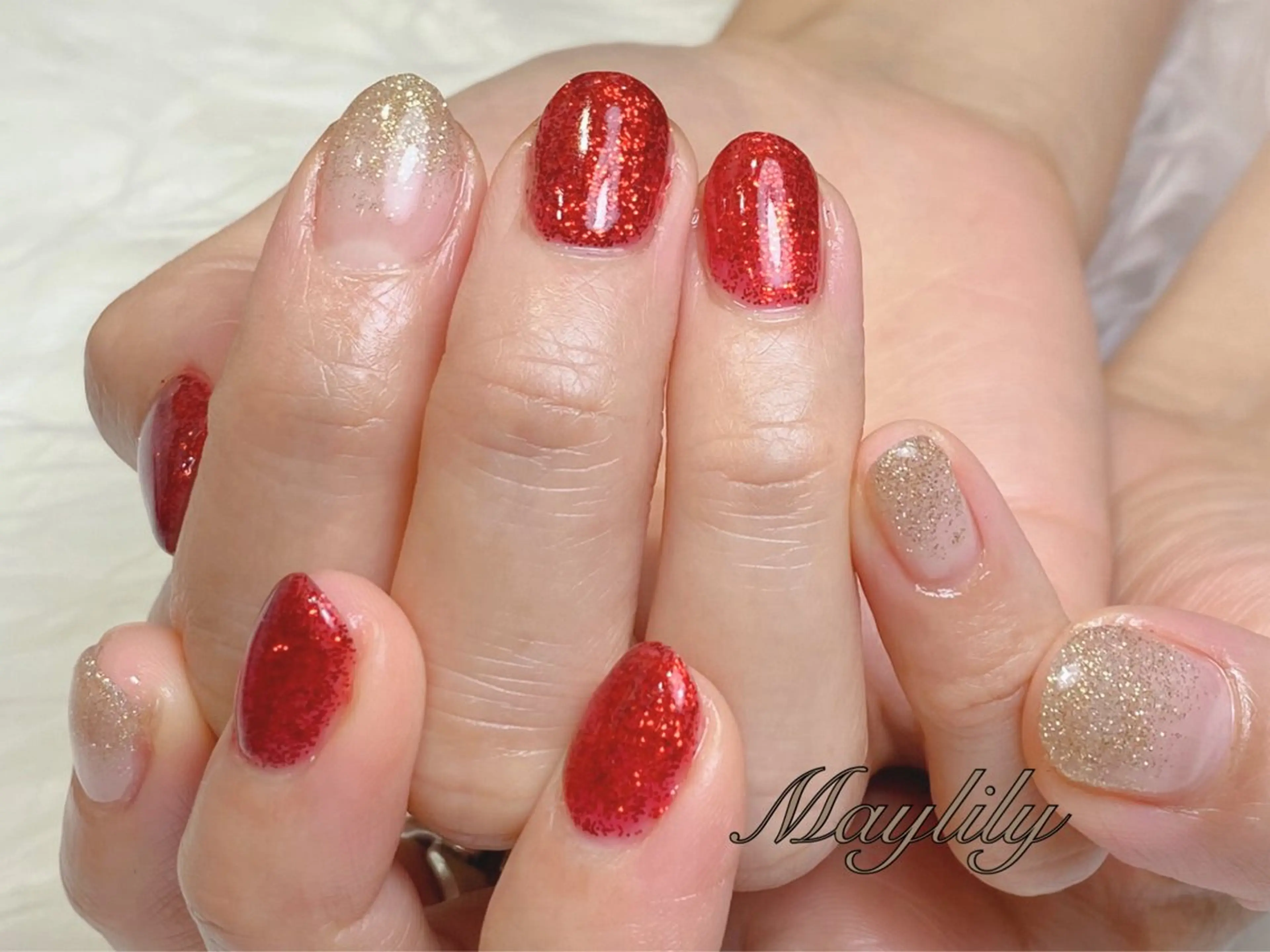 ネイル フラッシュネイル ゴールド ラメ(グリッター) 赤色 ハンドネイル Nail salon Maylily所属・Nail salon Maylilyのネイルデザイン