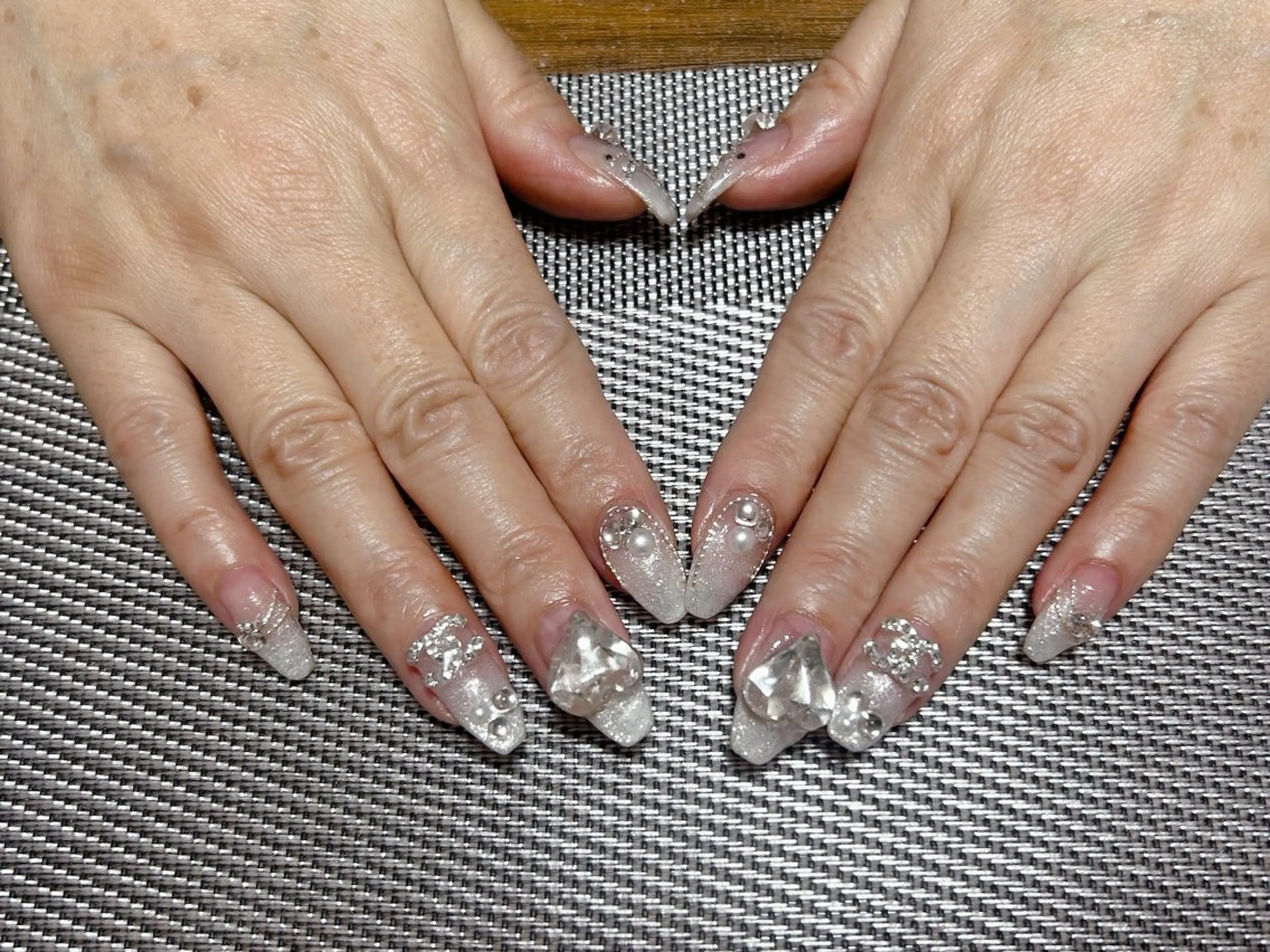 ネイル キラキラネイル ホワイト ハンドネイル i nailのネイルデザイン