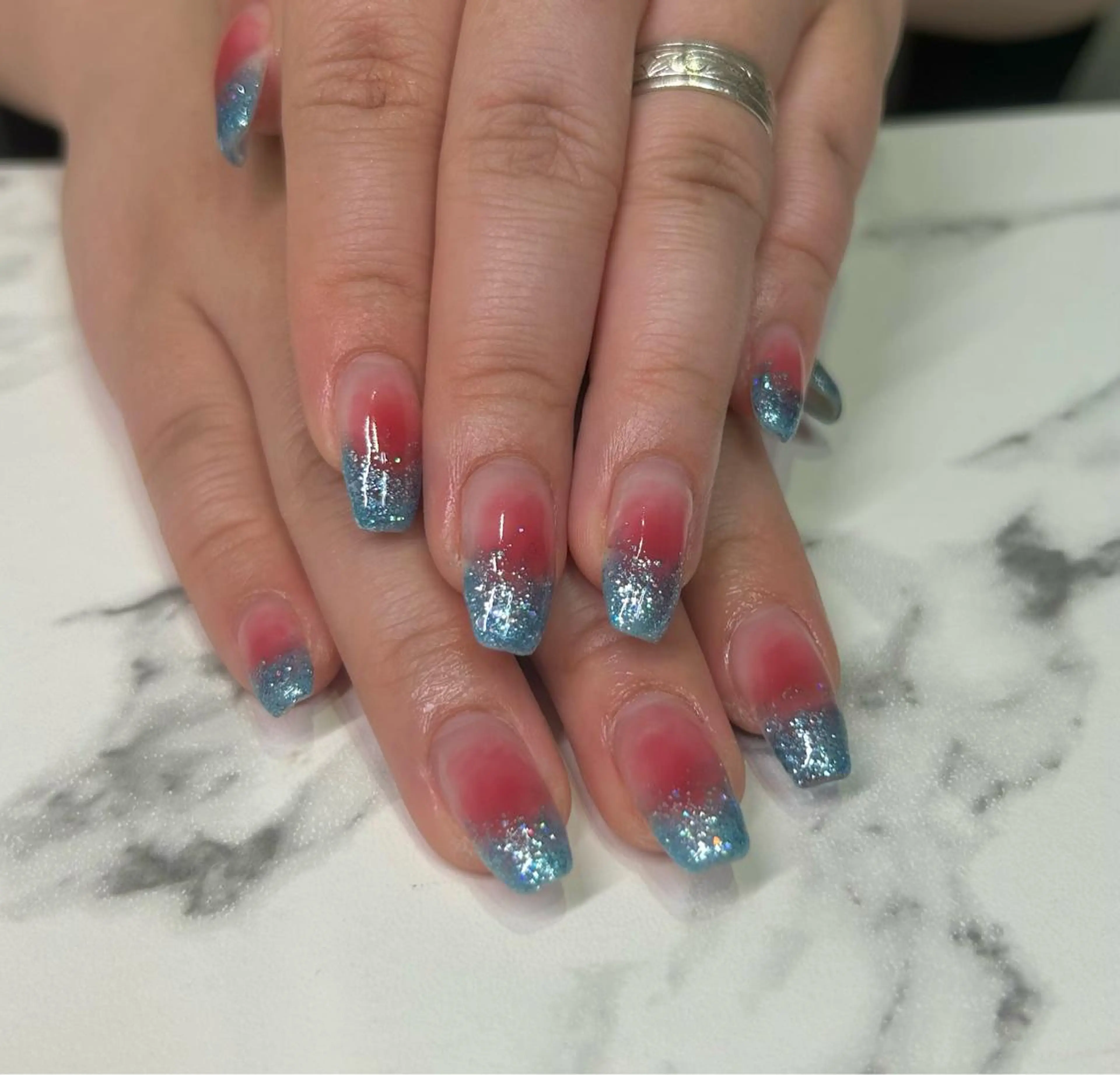 ネイル チークネイル グラデーション ラメ(グリッター) ラメグラデーション 水色 onnail mikoのネイルデザイン