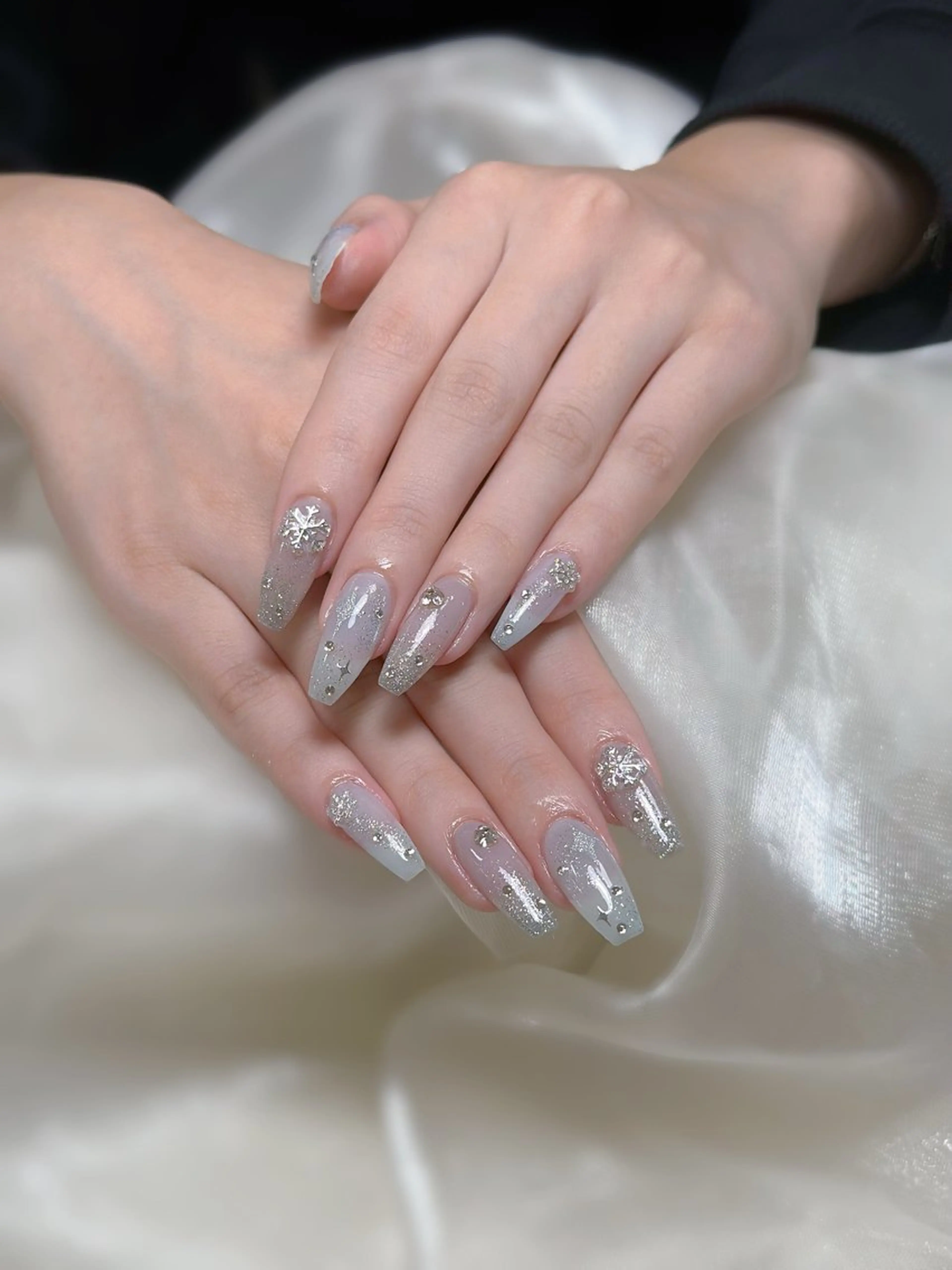 ネイル キラキラネイル 冬ネイル ハンドネイル Maggie nailクロのネイルデザイン