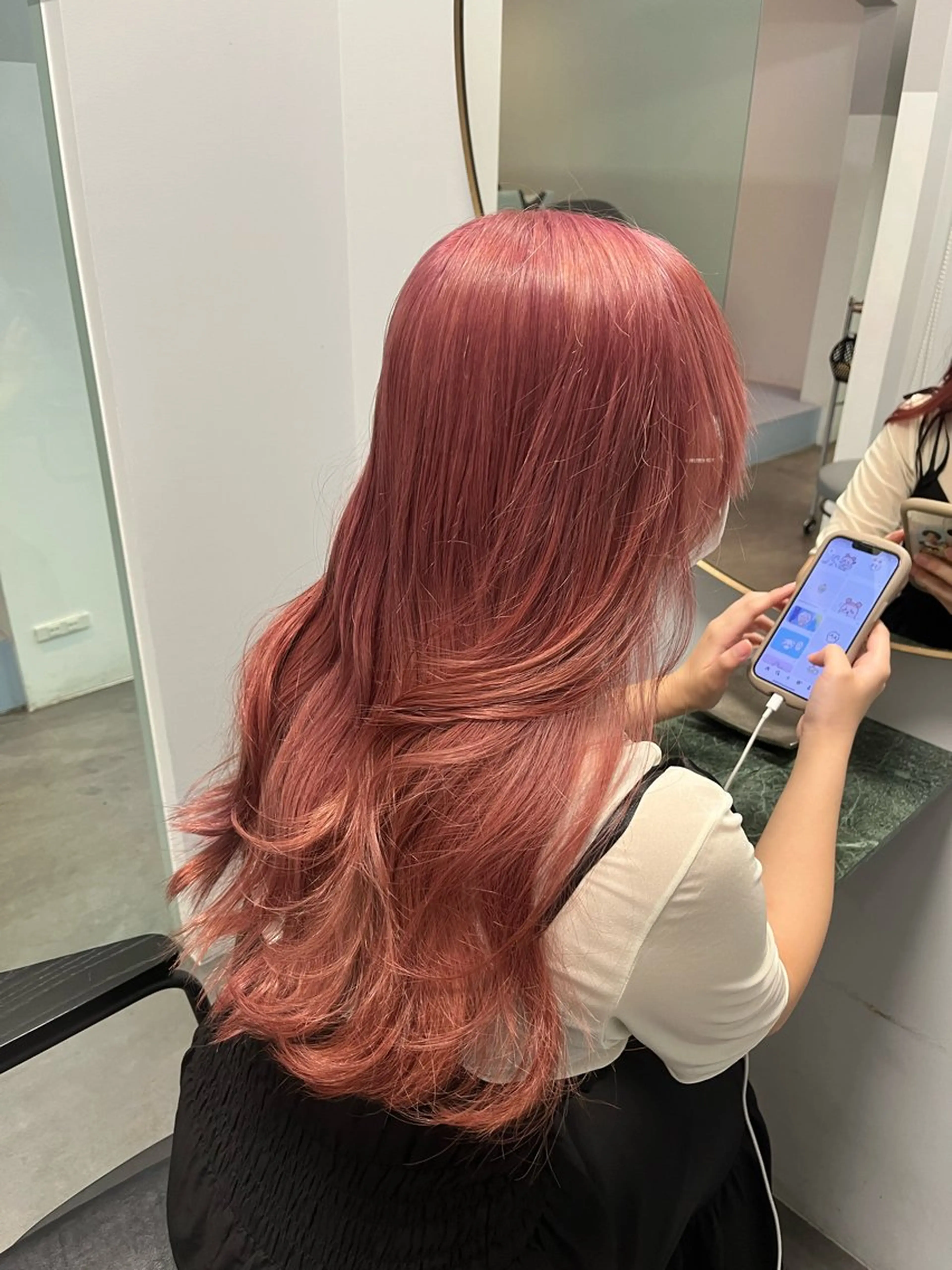 ロング カラー ベージュカラー ブリーチ ピンクカラー ピンクベージュ ayaka♡ 柔らかカラーのヘアスタイル