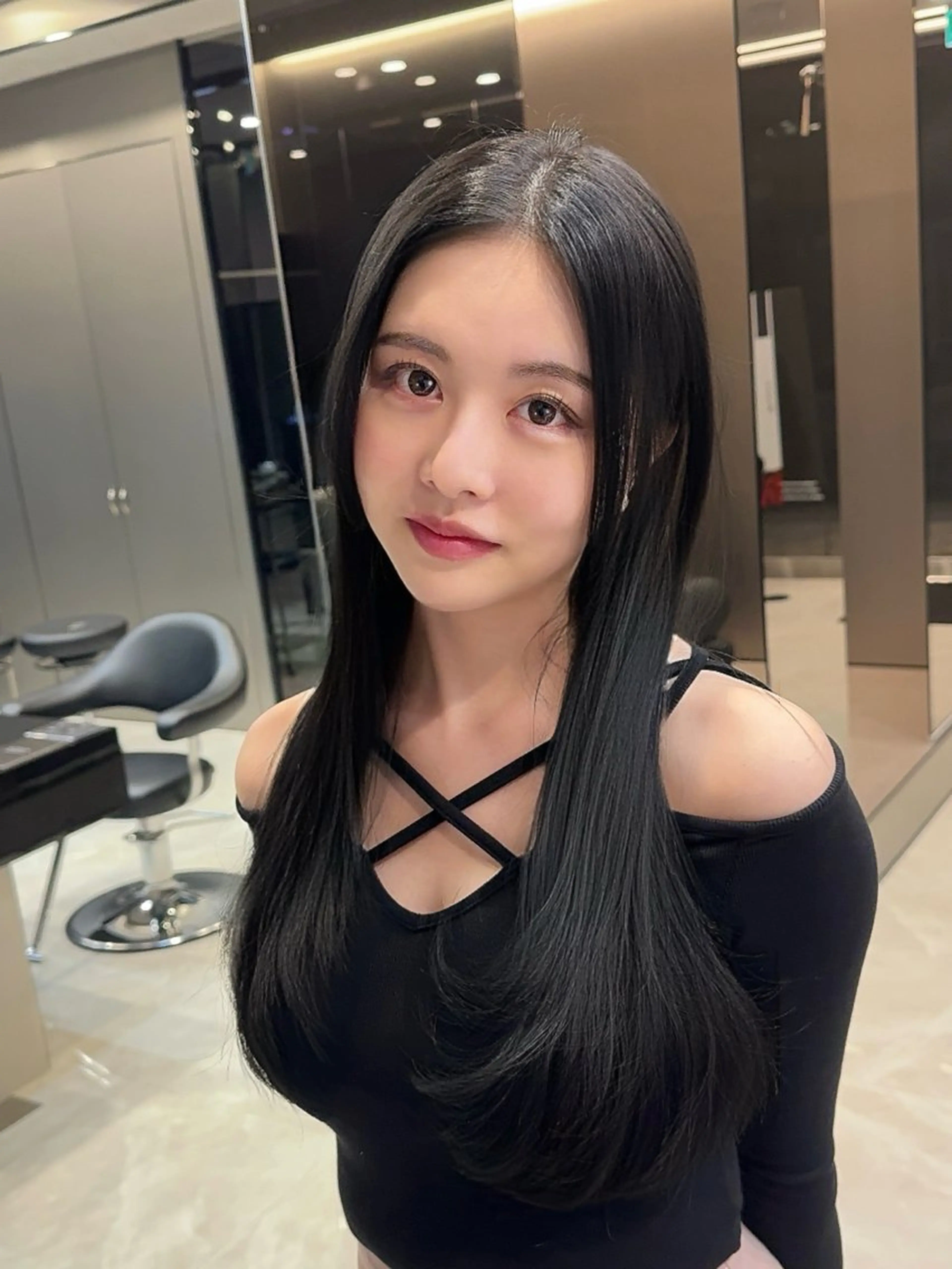 ロング カラー 黒髪 透明感カラー グレーブラック レイヤーカット 髪質改善VALETTE福岡天神所属・髪質改善/レイヤー /韓国ヘアNOBUのヘアスタイル