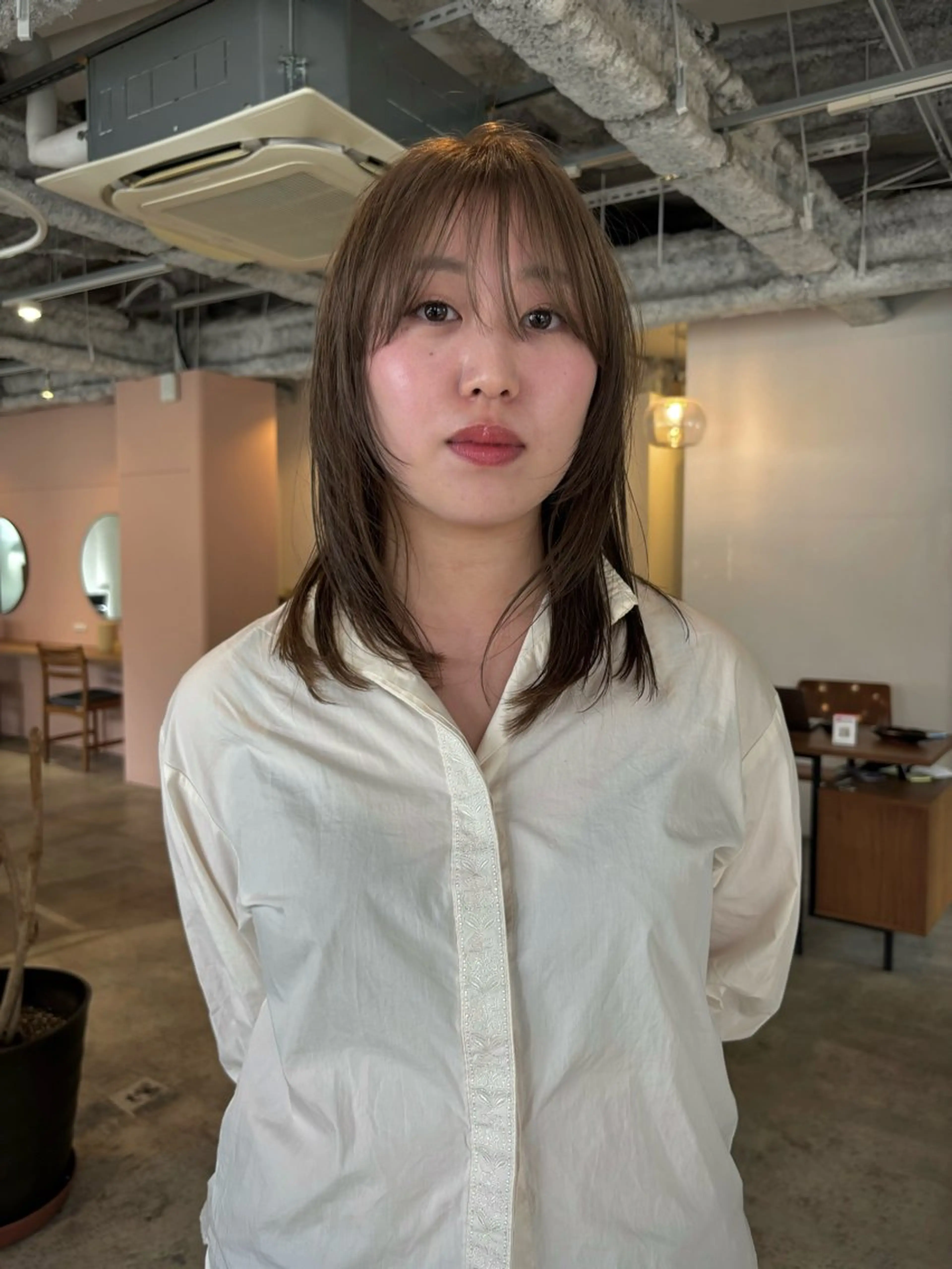 セミロング カラー ベージュカラー ブリーチ オリーブベージュ カット ヘアカラー yu maのヘアスタイル