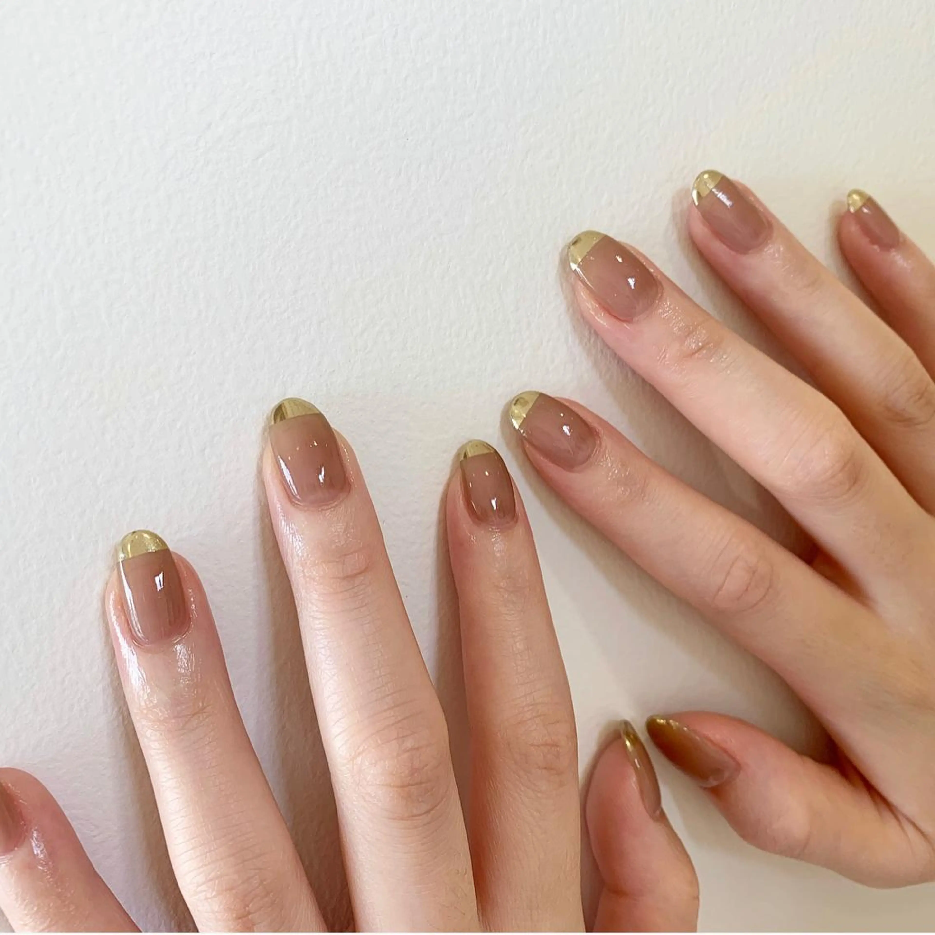 ネイル ブラウン フレンチネイル ゴールド ハンドネイル 佐藤 穂乃香のネイルデザイン