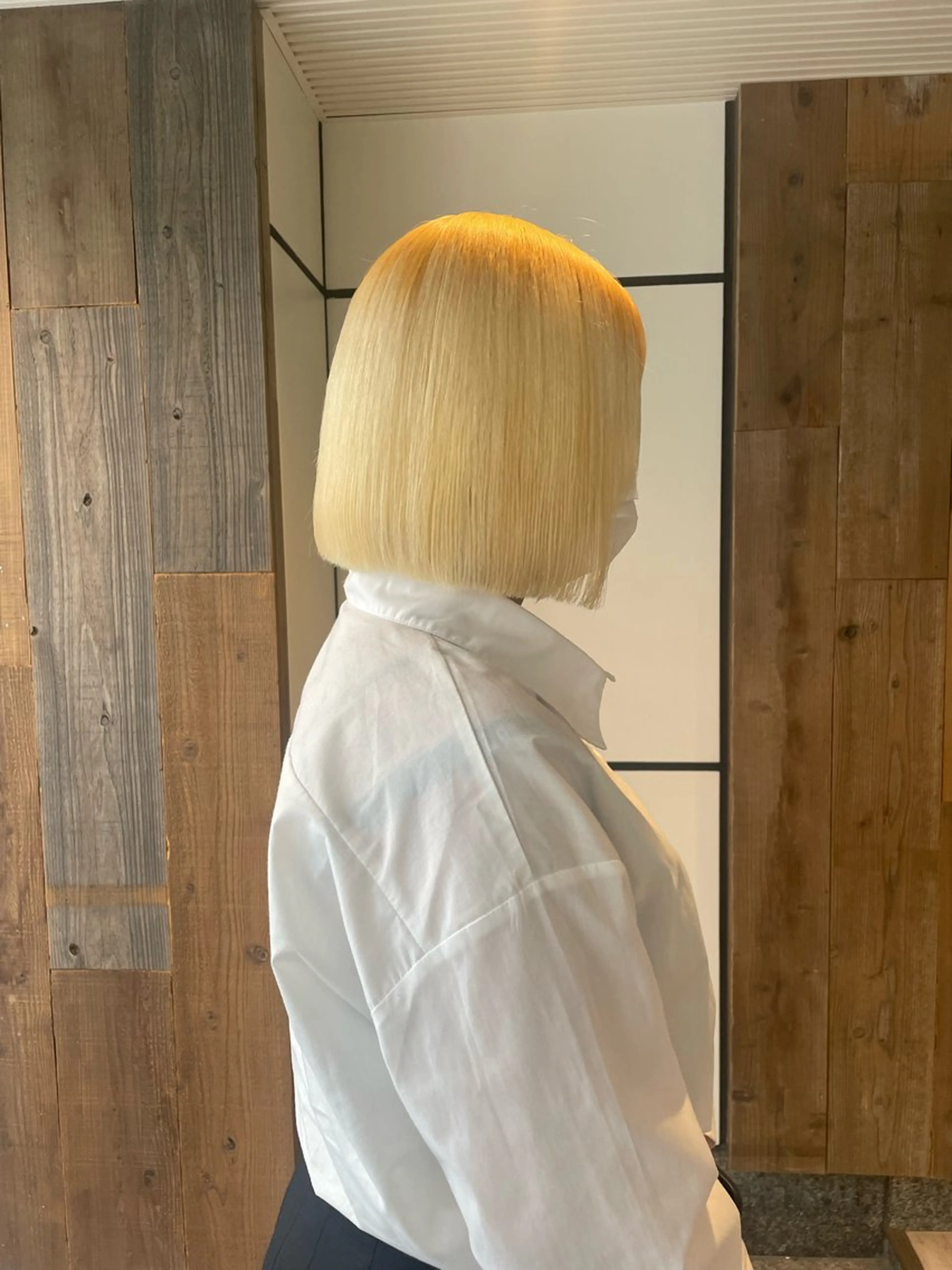 ミディアム カラー 抜きっぱなしブロンド ハイトーンカラー ボブ ヘアカラー 渋谷 留菜のヘアスタイル