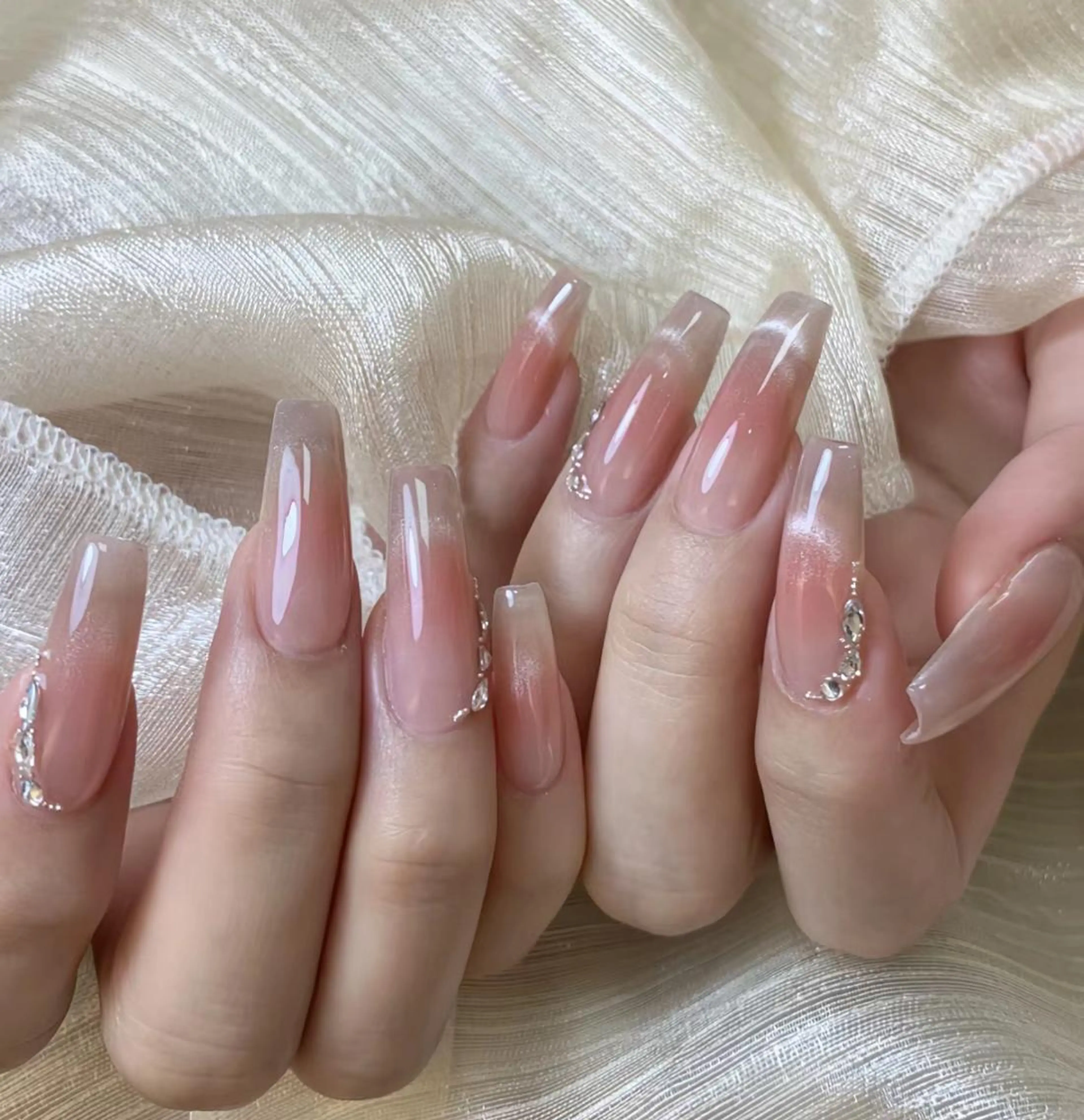 ネイル RAFFINE 月🦋🩵のネイルデザイン