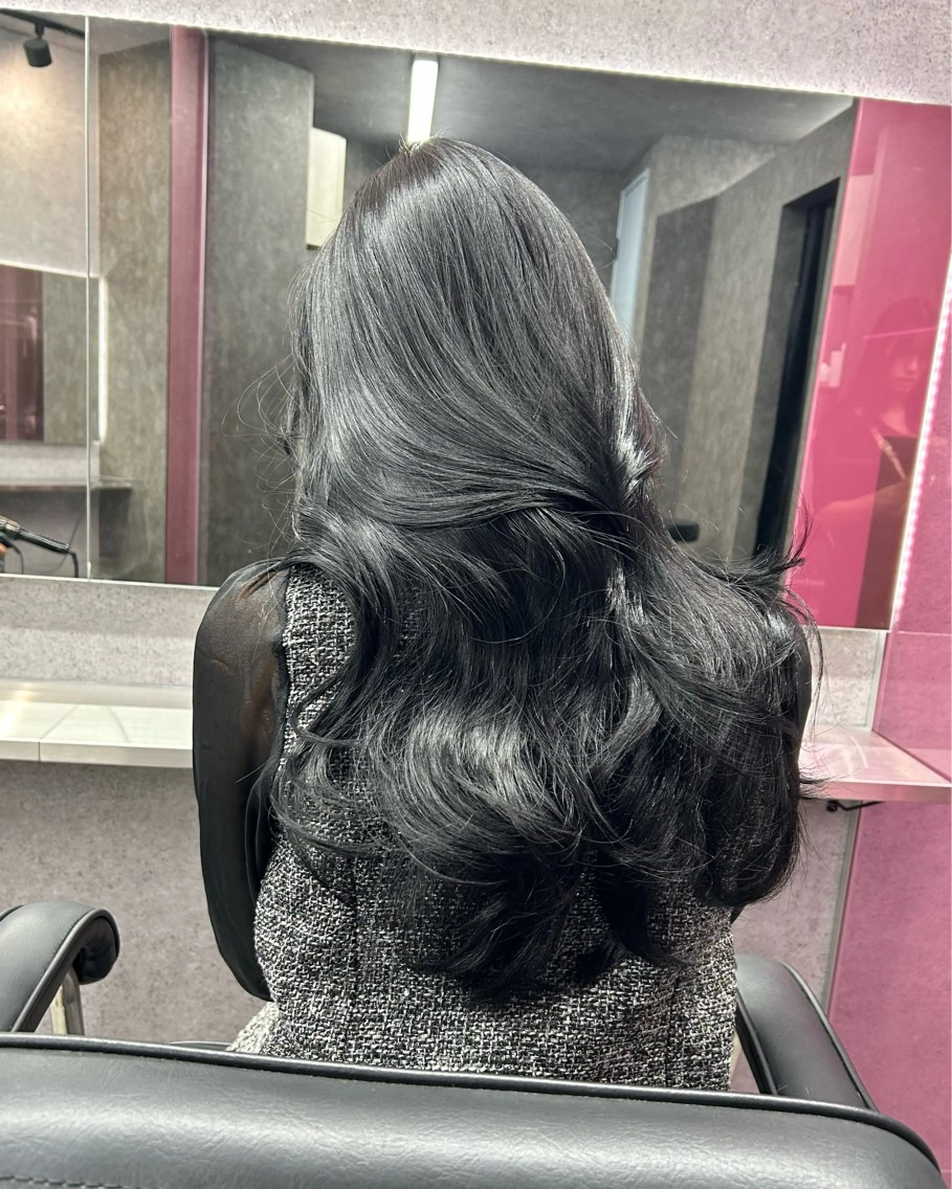 カラー 黒髪 ブルーカラー ブルーブラック カット ヘアカラー LANDS所属・nanaka 🤍韓国ワンホンヘアのヘアスタイル