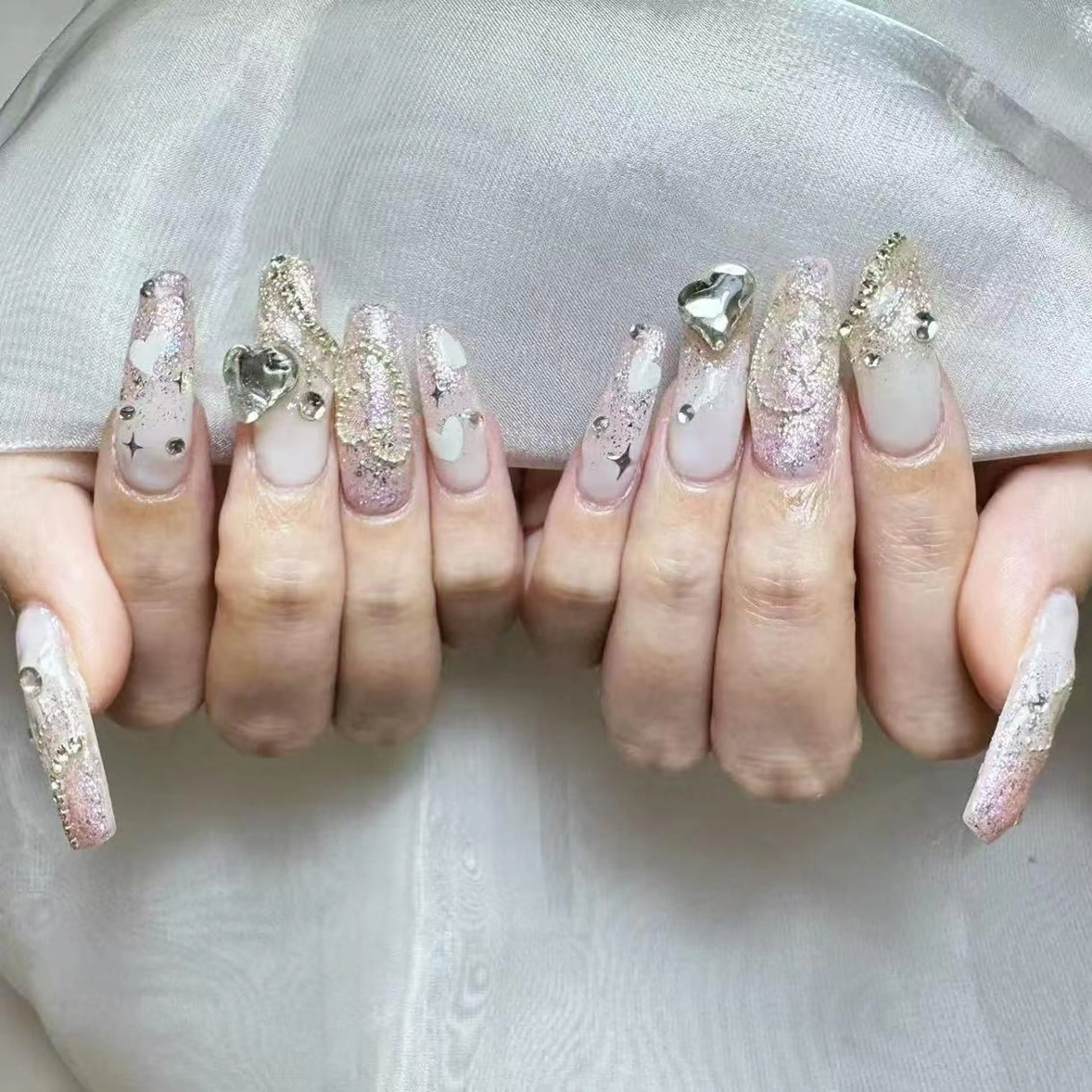 ネイル アートネイル オーロラネイル ガーリー キラキラネイル 韓国ネイル ハンドネイル DIAMOND 💦のネイルデザイン