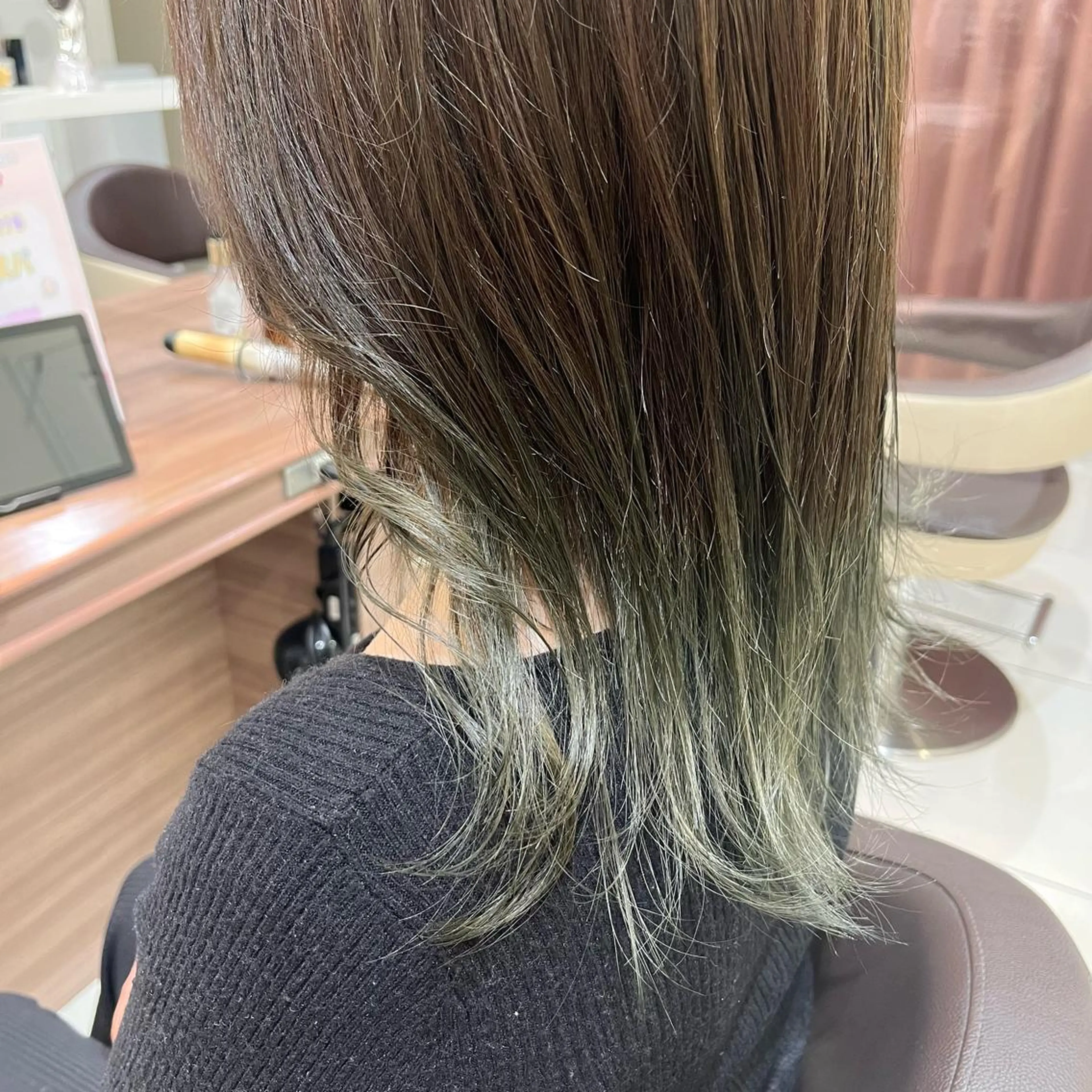 セミロング カラー グラデーションカラー ナチュラル暖色カラー 🤎 佐藤栞のヘアスタイル