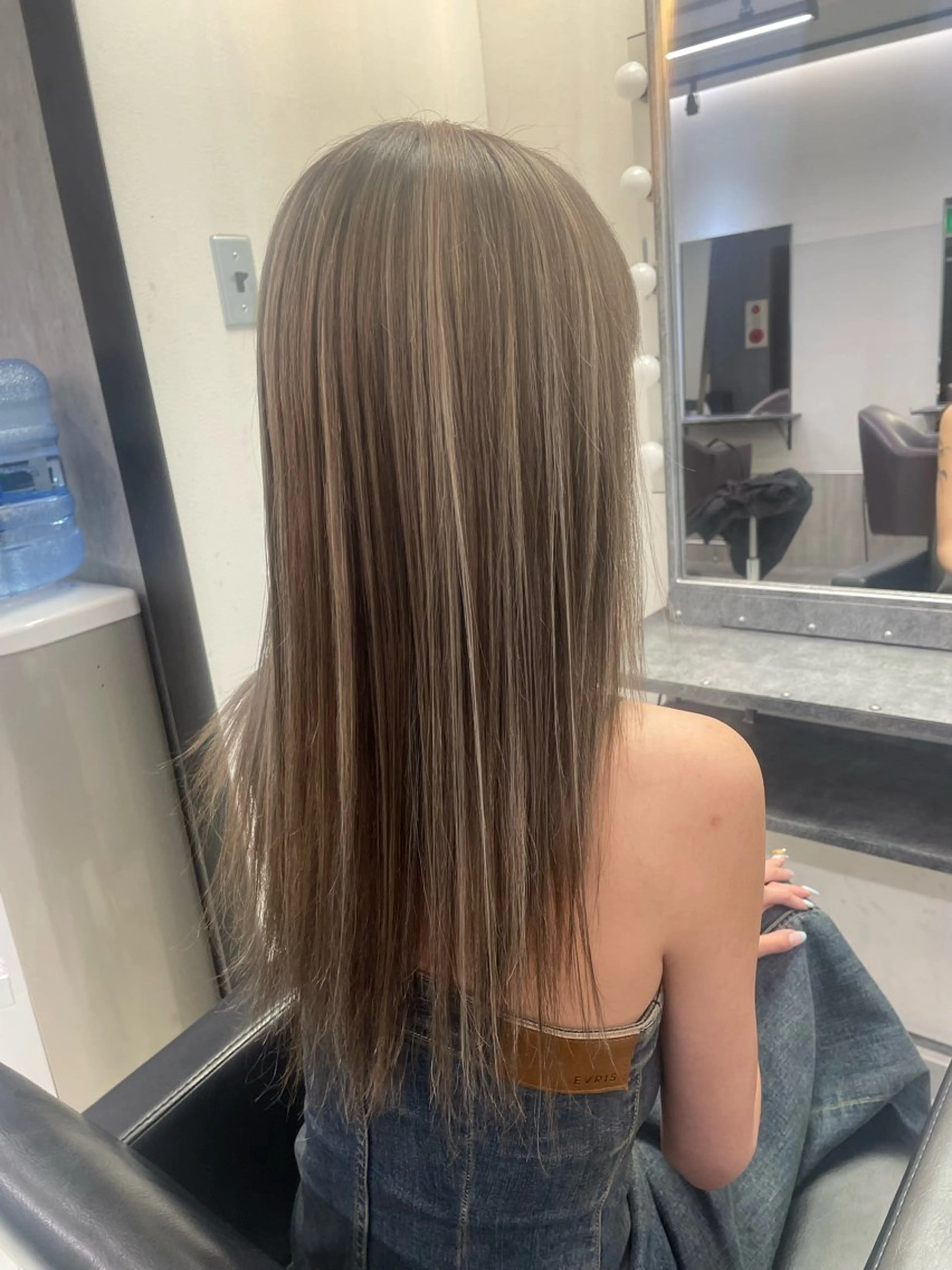 ロング ハイライト AIRI layer cut hairのヘアスタイル