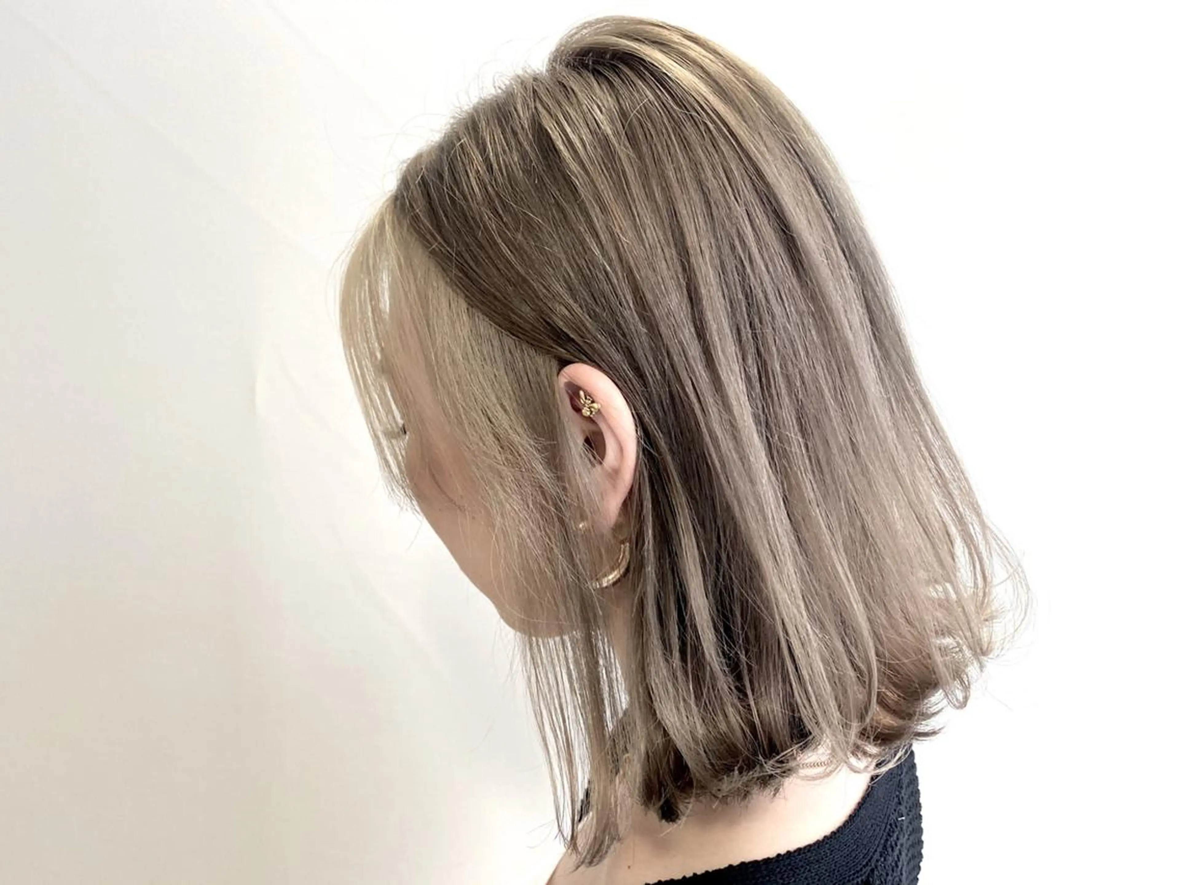 ミディアム カラー パーマ ヘアアレンジ シールエクステ アッシュ バレイヤージュ ベージュカラー ブリーチ ハイトーン カラーのヘアスタイル