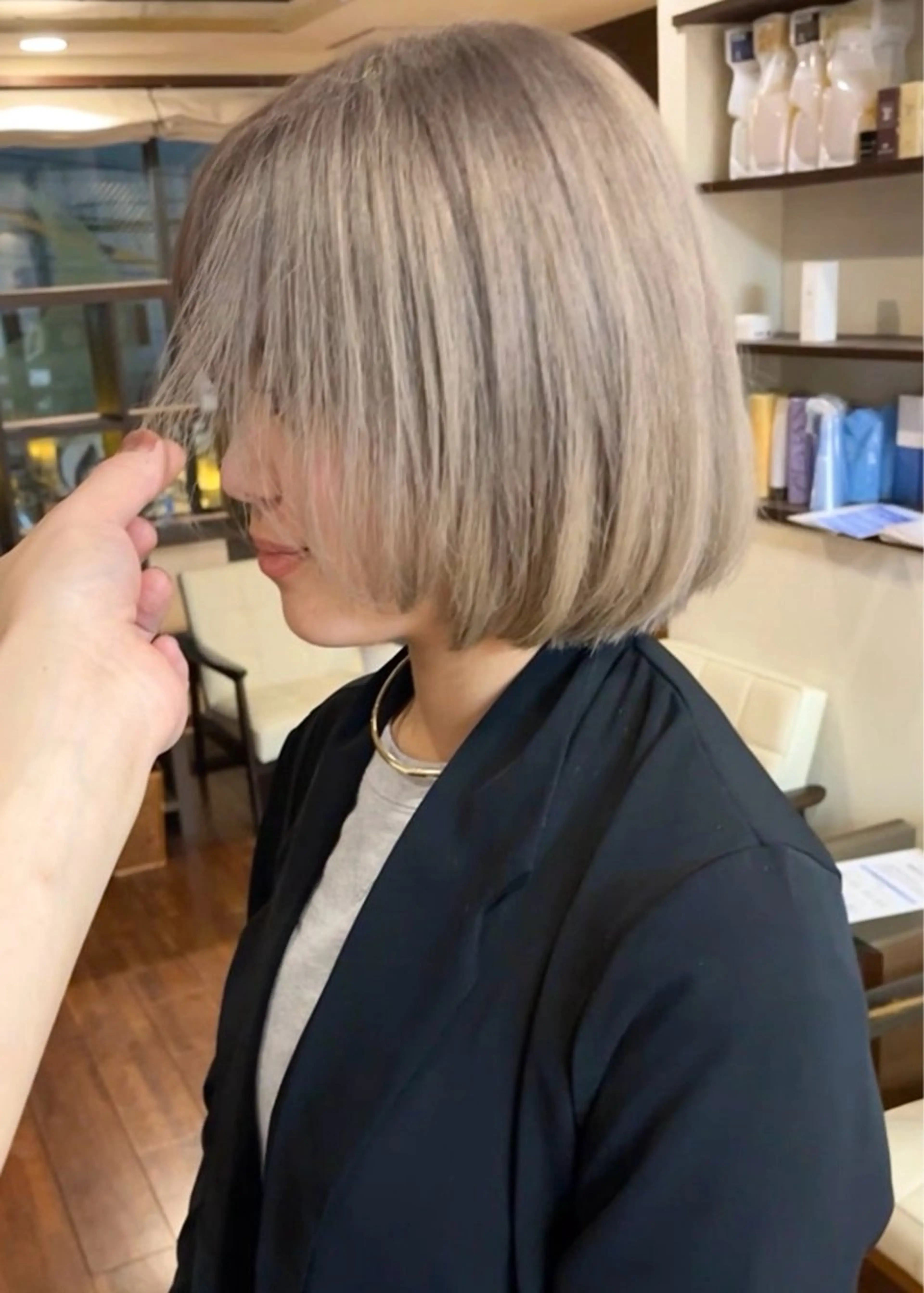 ショート カラー ベージュカラー シルバー シルバーベージュ ボブ カット ヘアカラー トリートメント 髪質改善ｶﾗｰ ｹｱﾌﾞﾘｰﾁ/ﾀﾑのヘアスタイル