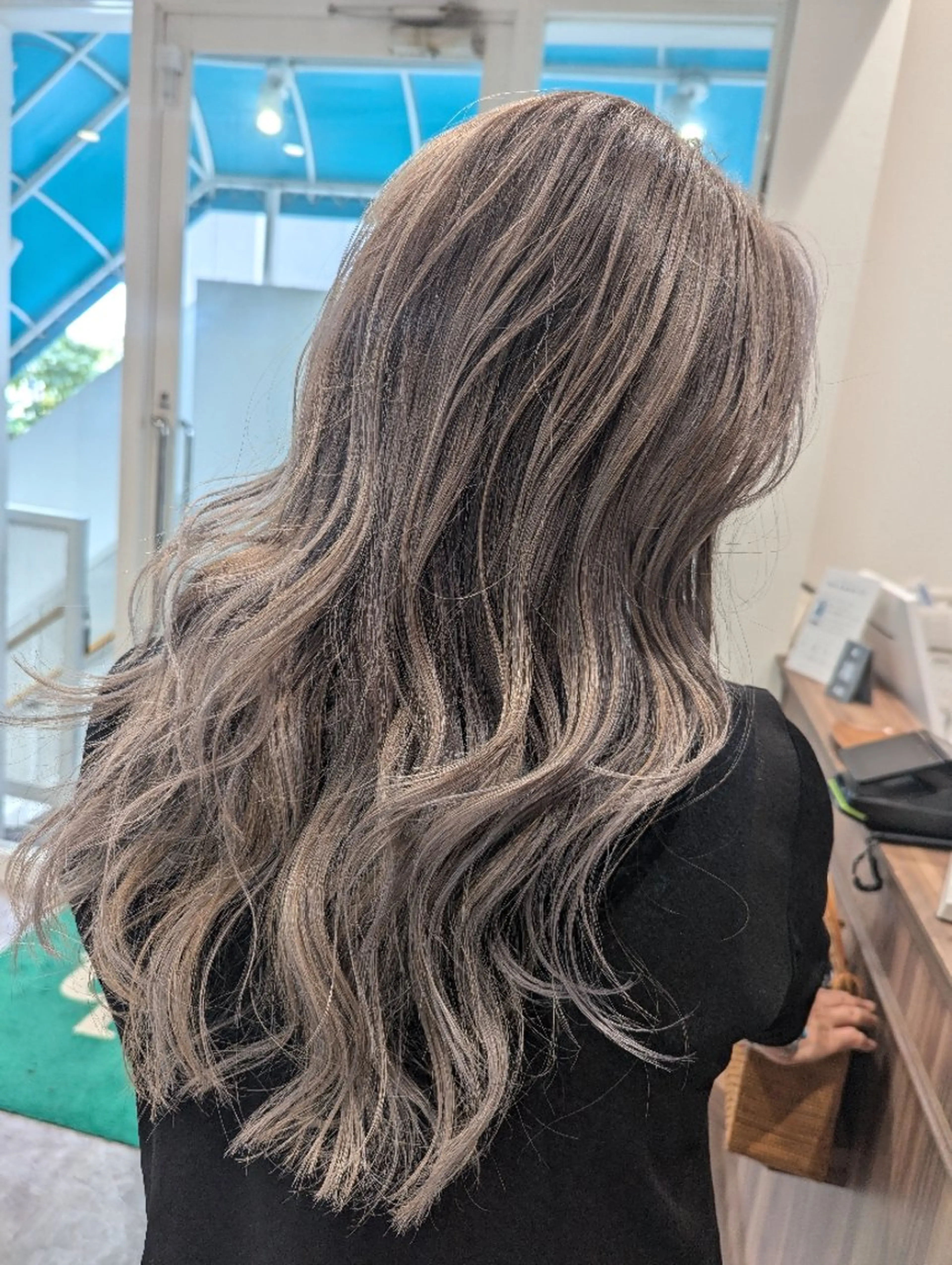 ロング カラー バレイヤージュ レイヤーカット ヘアカラー トリートメント 🩶ハイライトカラー 🩶ASH西葛西鈴木のヘアスタイル