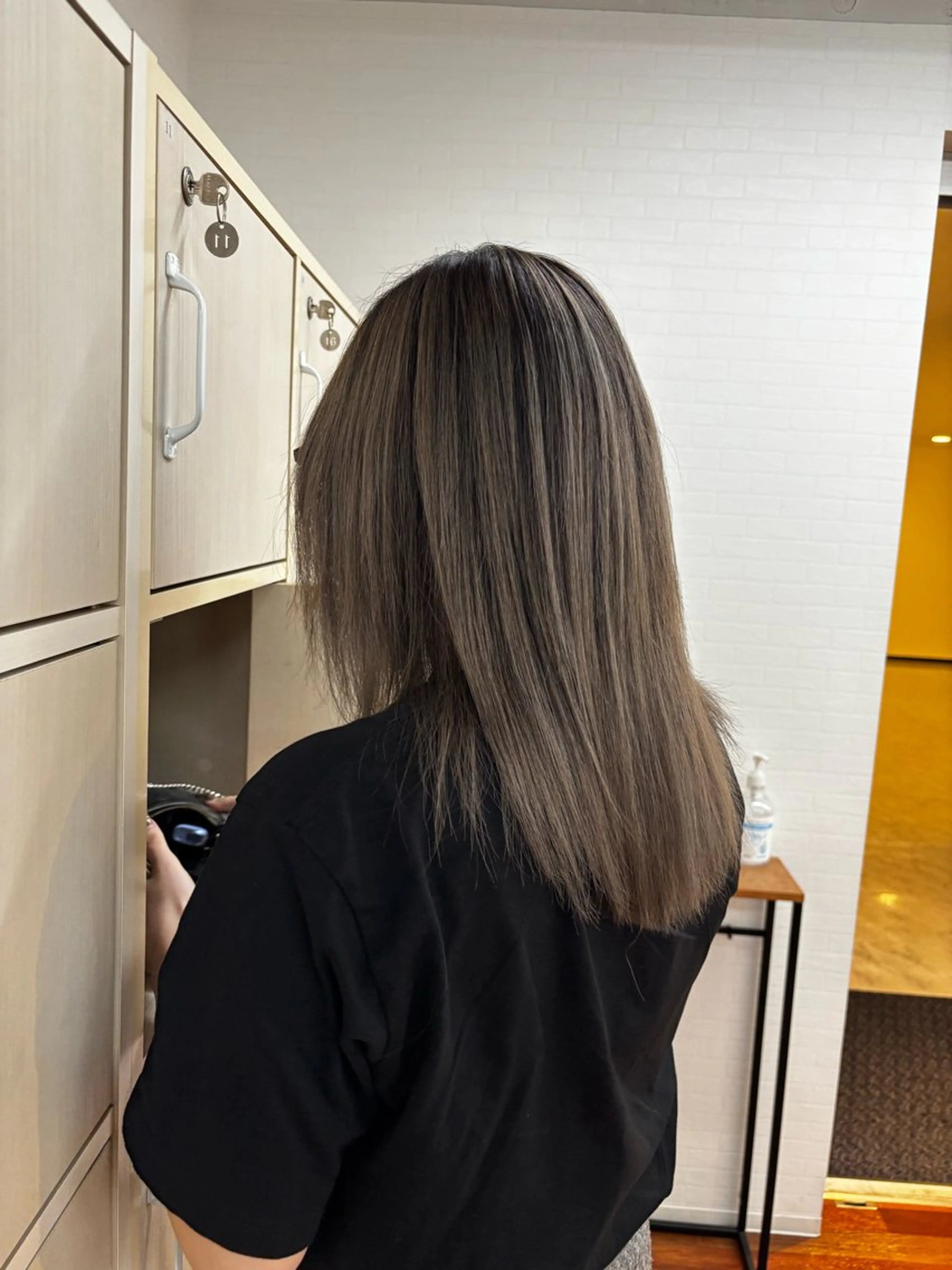 ミディアム カラー ヘアアレンジ バレイヤージュ ブリーチ レイヤーカット グランルッソ所属・岡山× バレイヤージュカラーのヘアスタイル