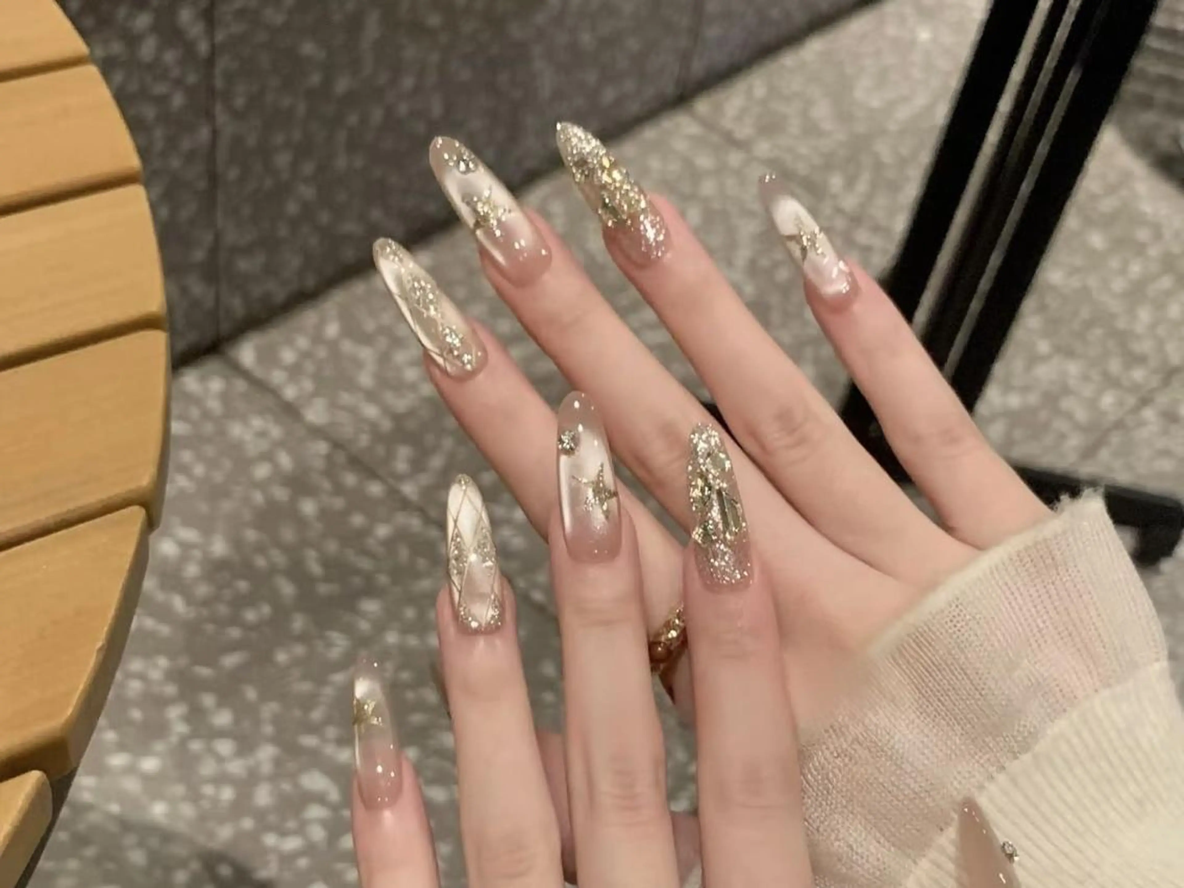 ネイル アートネイル ゴールド ゴージャス グラデーション ホログラムネイル ハンドネイル ハンドケア 💗NA.YUKI NAIL💗のネイルデザイン