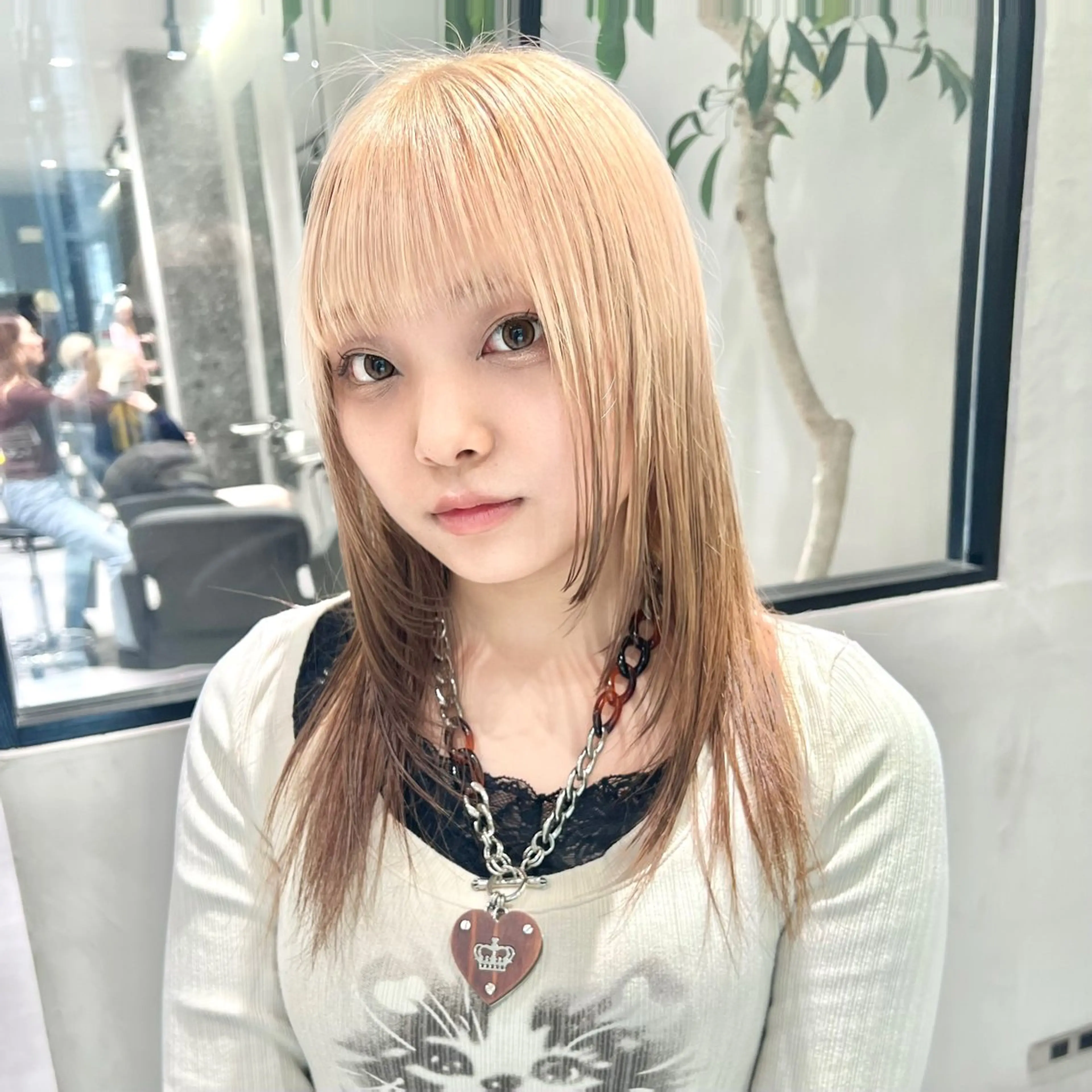 セミロング カラー ブリーチ ハイトーンカラー レイヤーカット 似合わせカット 小顔カット カット ヘアカラー トリートメント レイヤー×髪質改善 ハッシュカット/新宿のヘアスタイル