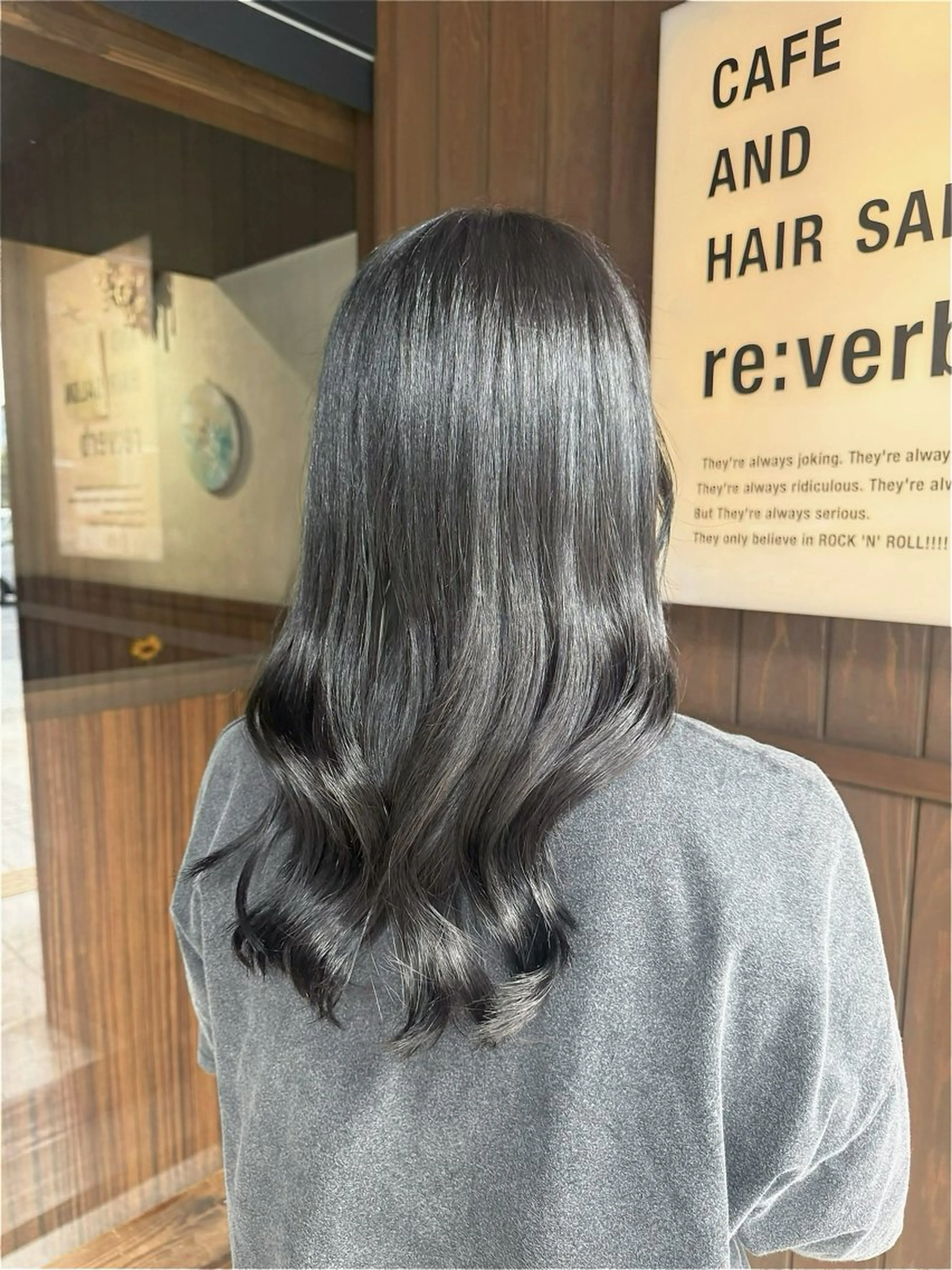 セミロング カラー ダークグレー ヒナ子🦋 ブリーチカラーのヘアスタイル