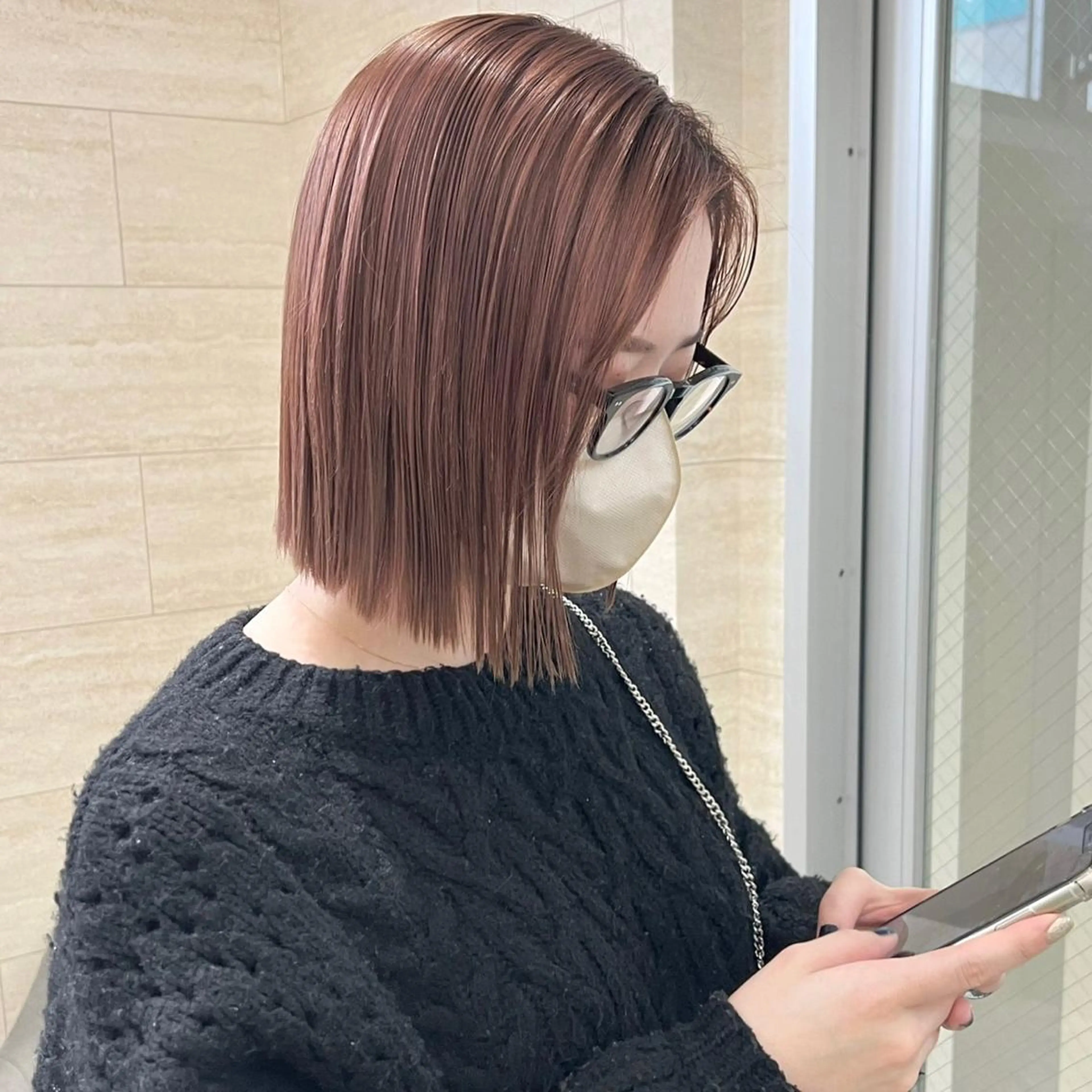 ミディアム カラー 切りっぱなしボブ ベージュカラー ピンクカラー ピンクベージュ ボブ ANNA ／艶髪／ハイトーンのヘアスタイル