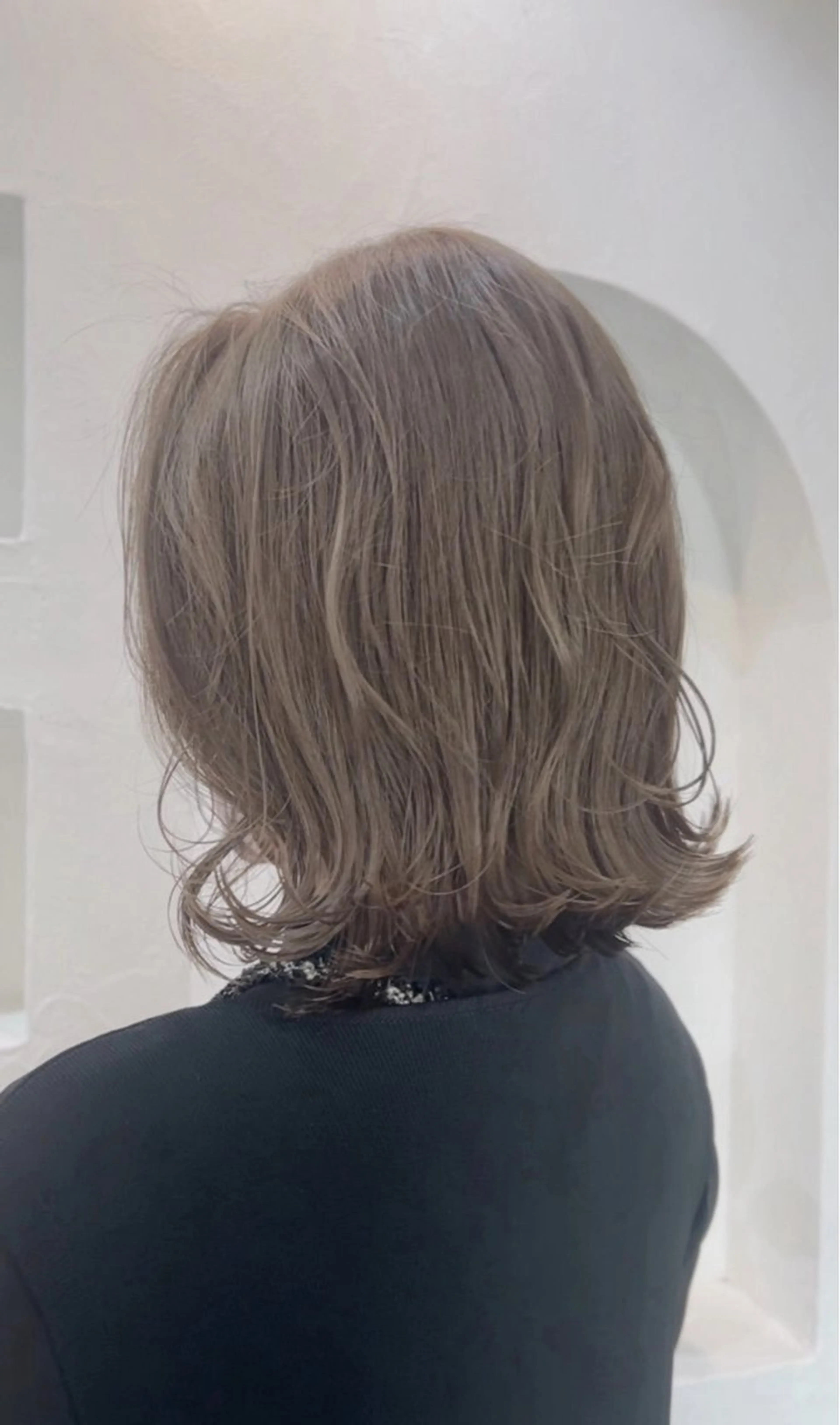 ミディアム カラー ミディアムパーマ アッシュ ベージュカラー 黒髪 ブリーチ ハイトーン／透明感 北島らむなのヘアスタイル