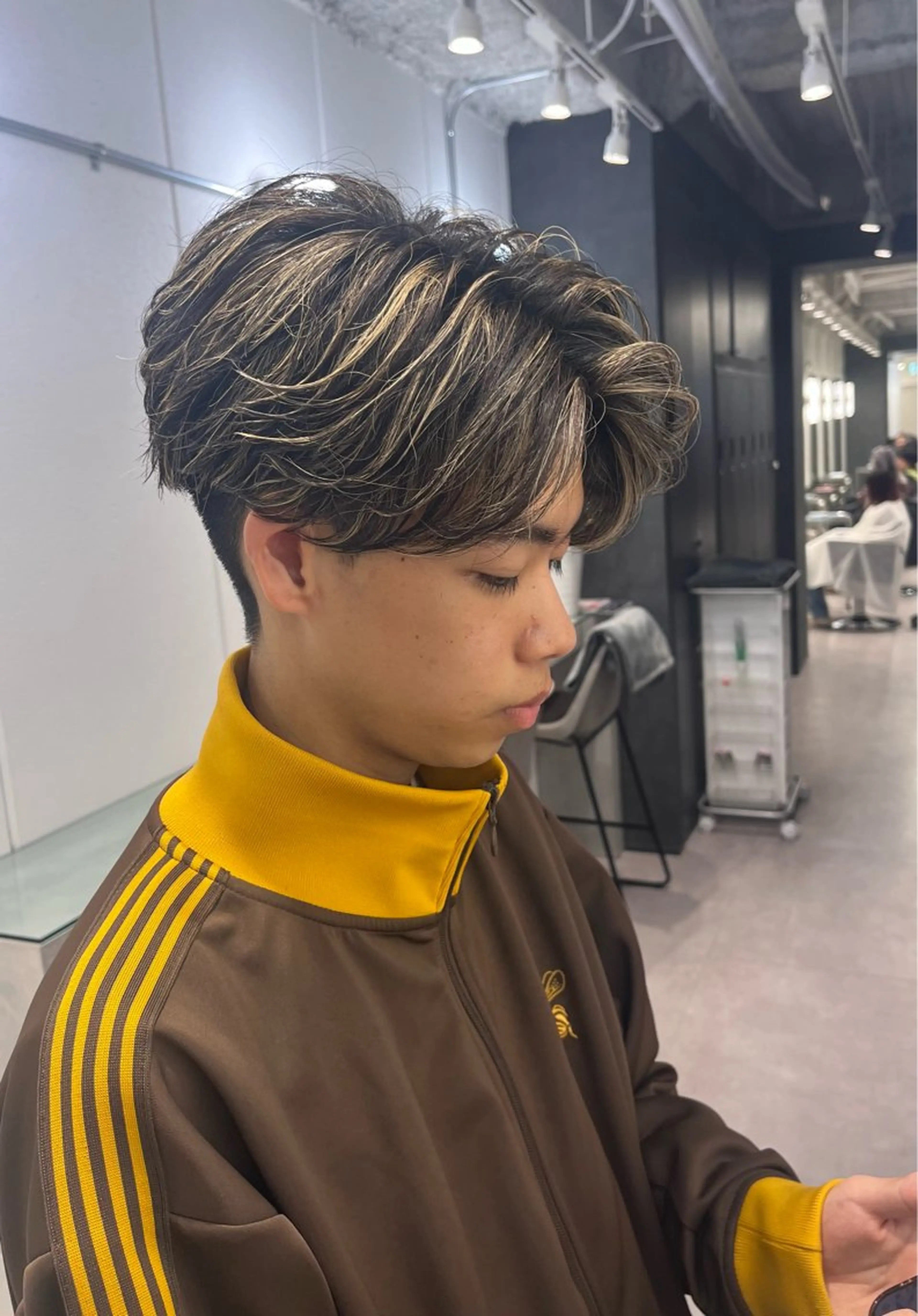 メンズ センターパート 刈り上げ エルブランシェ所属・小出 彩水のヘアスタイル