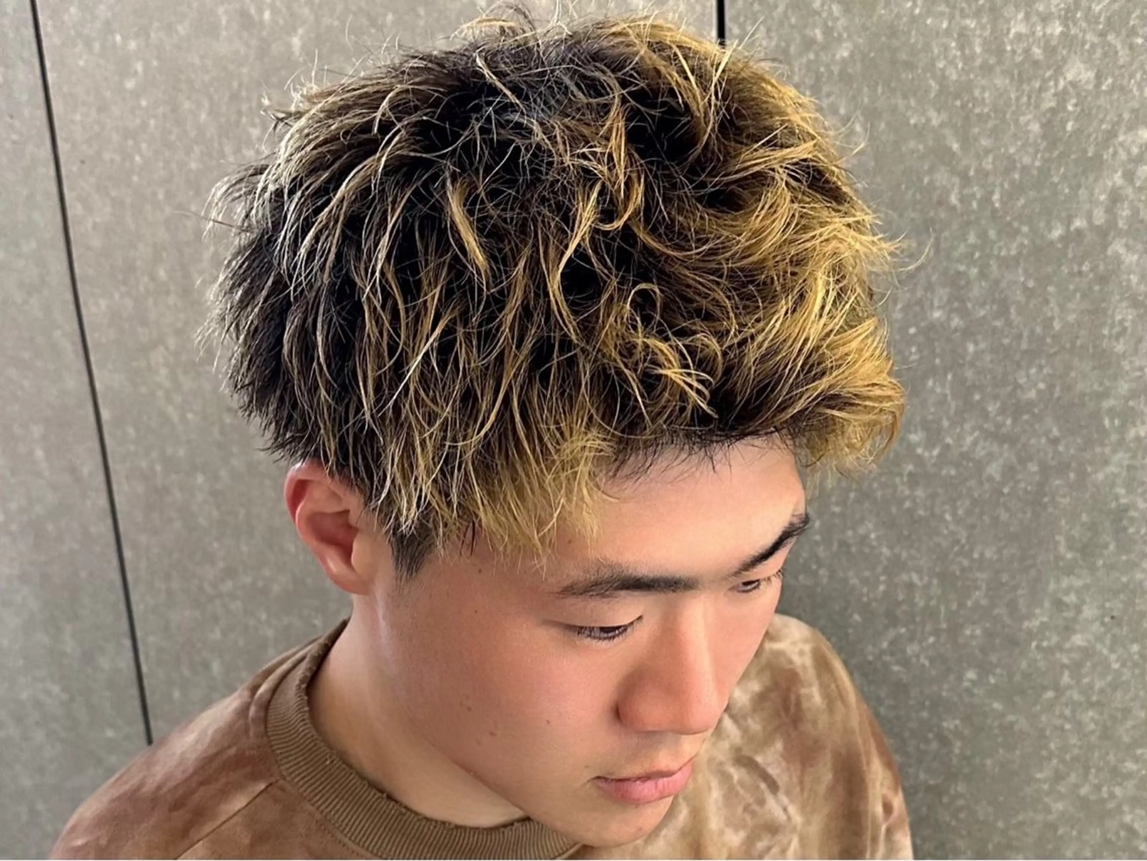 ショート カラー パーマ メンズ メンズブリーチ スパイキーショート ブリーチ ショートヘア Hwyl by Niau MEN'S HAIR所属・原口 颯太のヘアスタイル