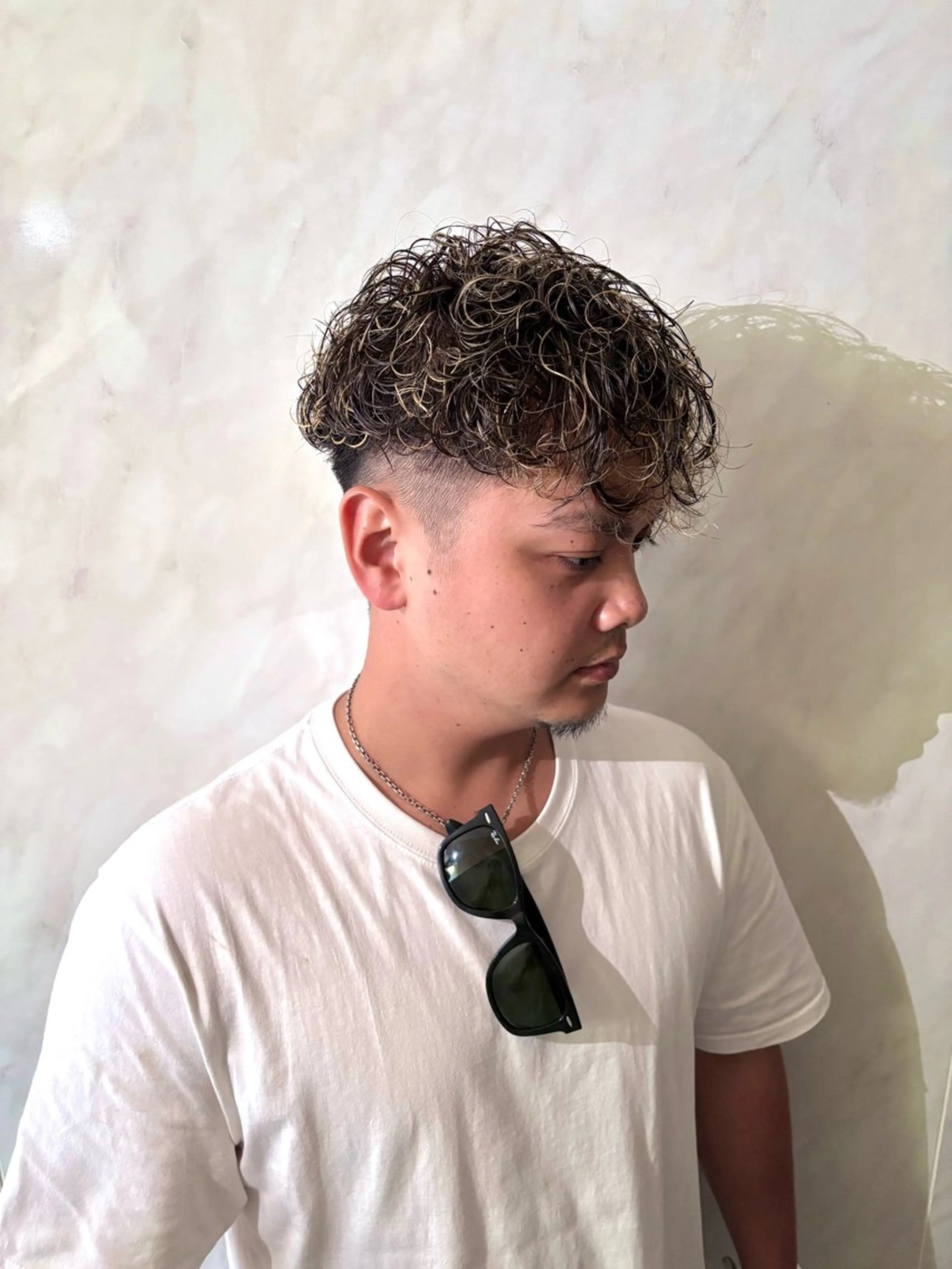 ショート カラー パーマ メンズ メンズハイライト スペインカール ハイライトカラー ハイライト カット ヘアカラー パーマ 垢抜けヘア/メンズシ ョート/パーマ特化のヘアスタイル