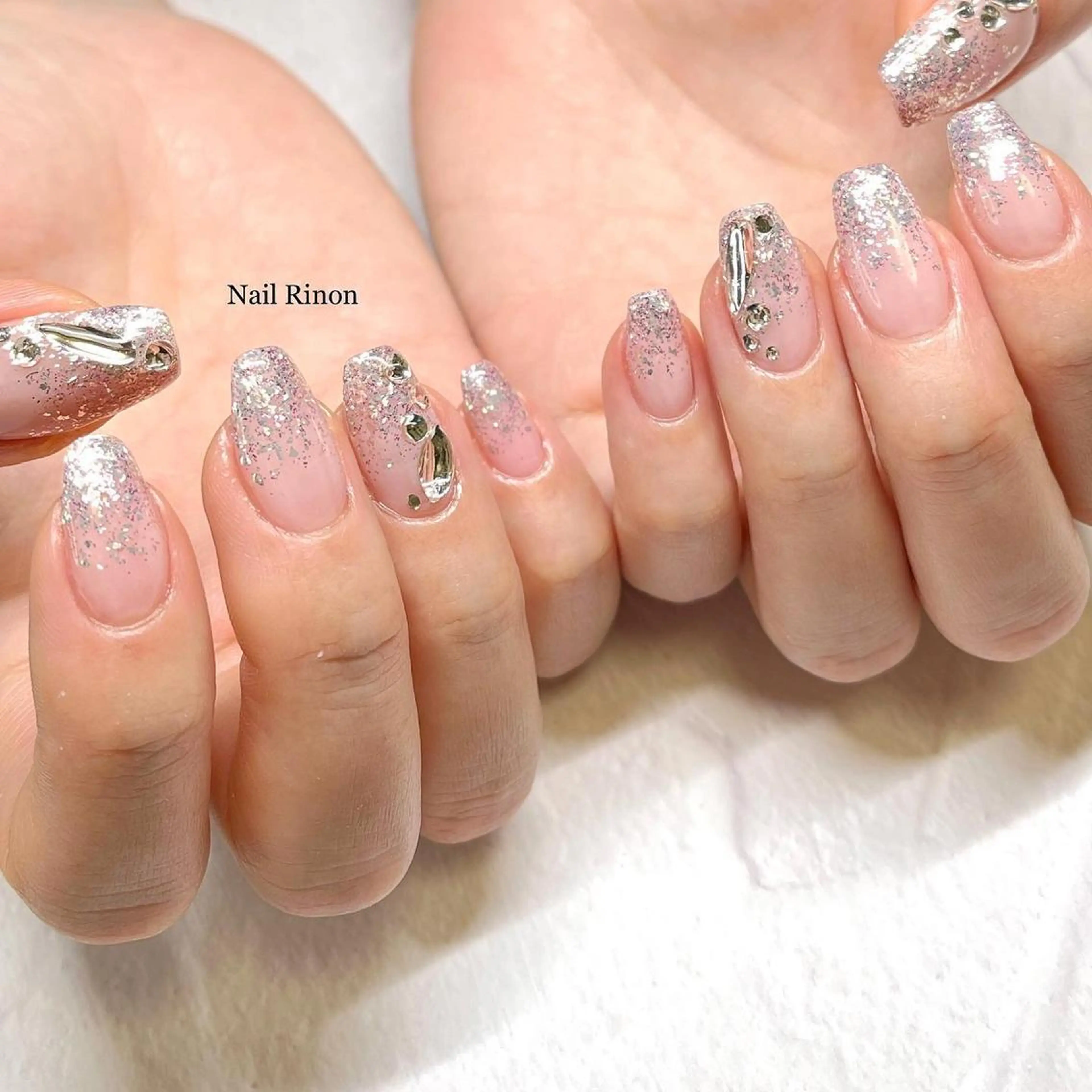 ネイル グラデーション キラキラネイル ラメ(グリッター) ラメグラデーション ストーンネイル ハンドネイル Nail Rinonのネイルデザイン