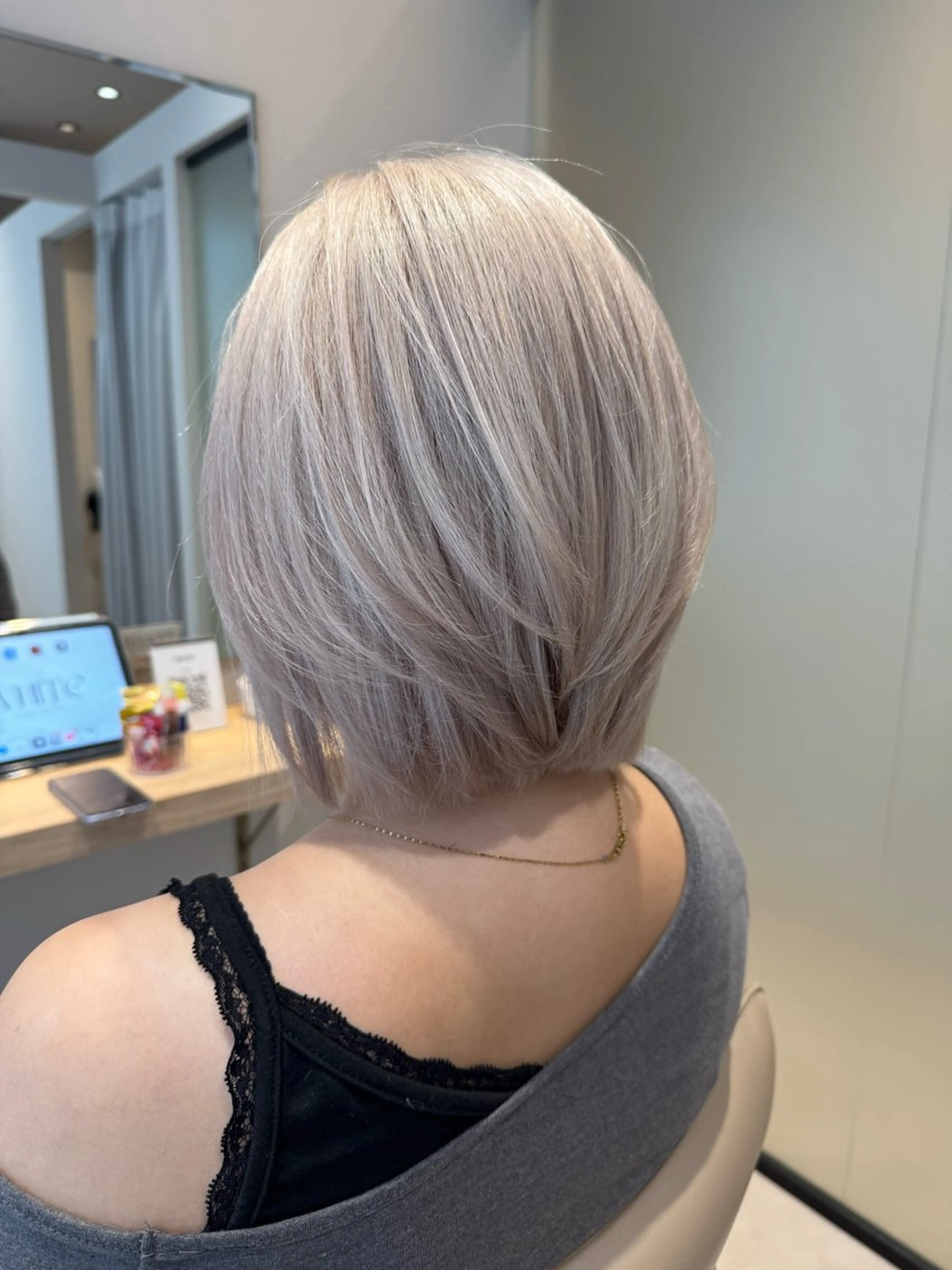 ミディアム カラー Eleanor spa&treatment 札幌店内にあるシェアサロン【WHITE】所属・シルクハイトーン / 髪質改善🦋MIKUのヘアスタイル