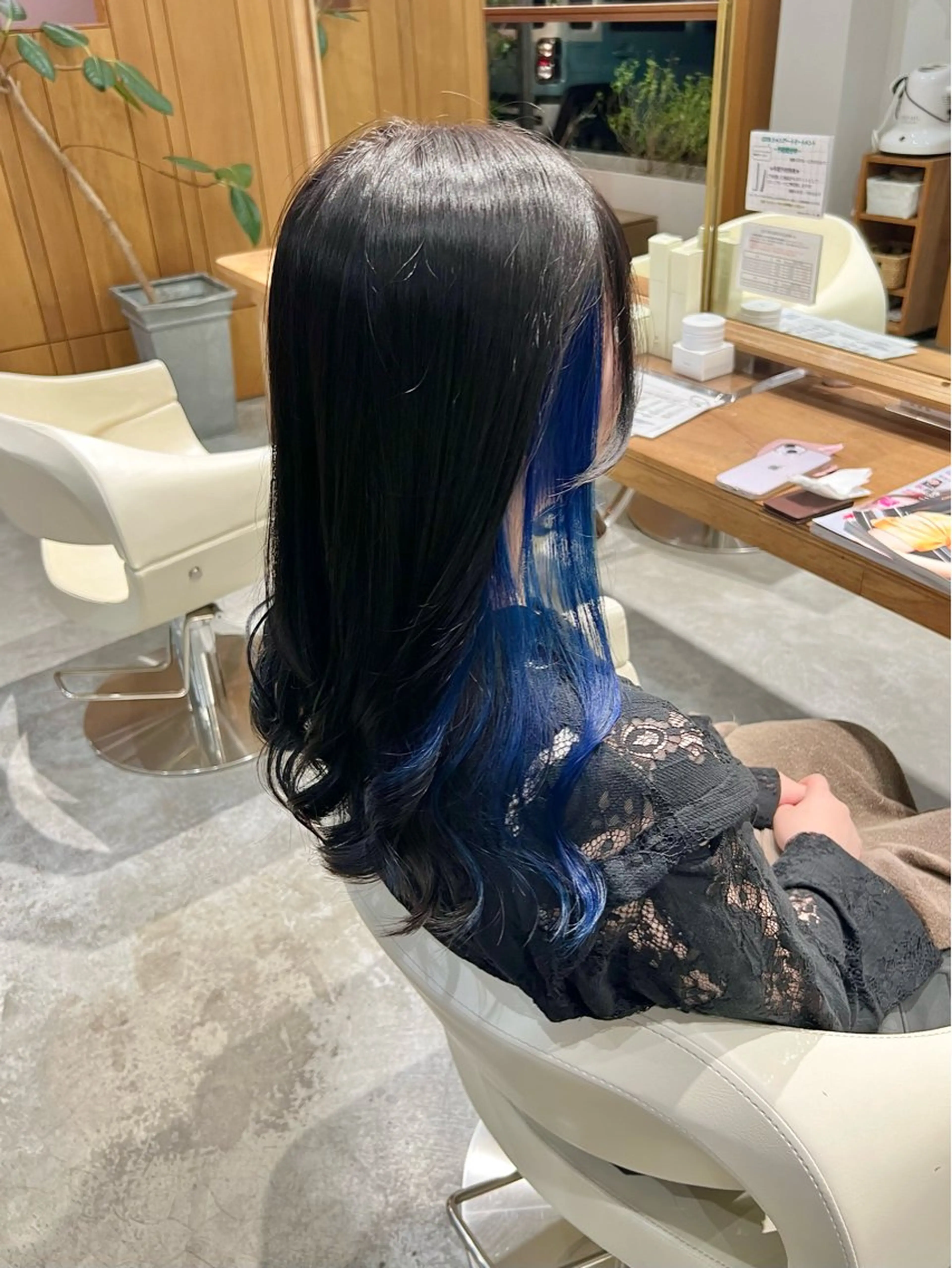 ロング カラー 黒髪 ブルーカラー ブルーブラック インナーカラー カット ヘアカラー フラム所属・WATANABE MISAKIのヘアスタイル