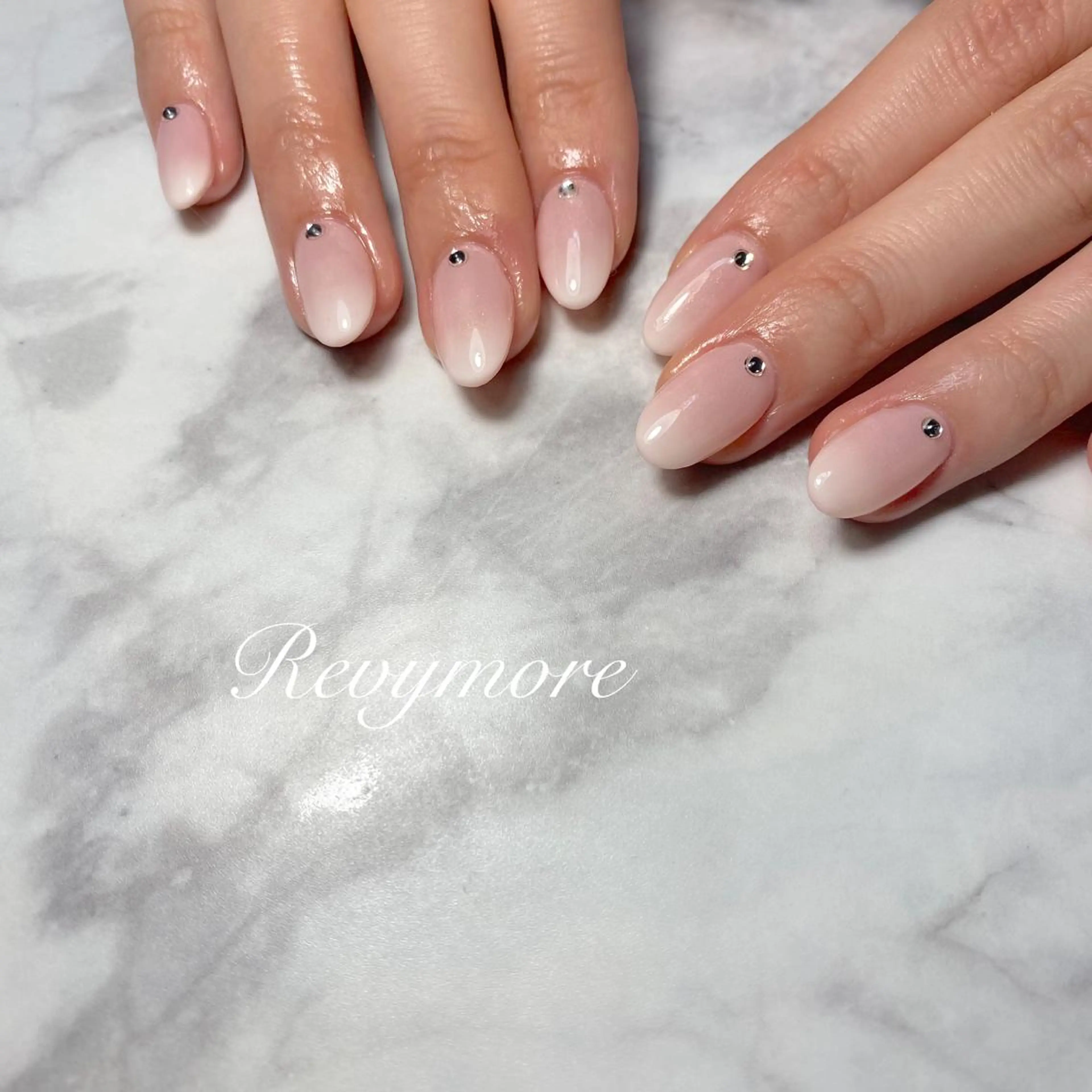 ミディアム ネイル 韓国風ヘア ジェルネイル キラキラネイル 韓国ネイル ニュアンスネイル nail salon Revymore所属・nail salon Revymoreのネイルデザイン