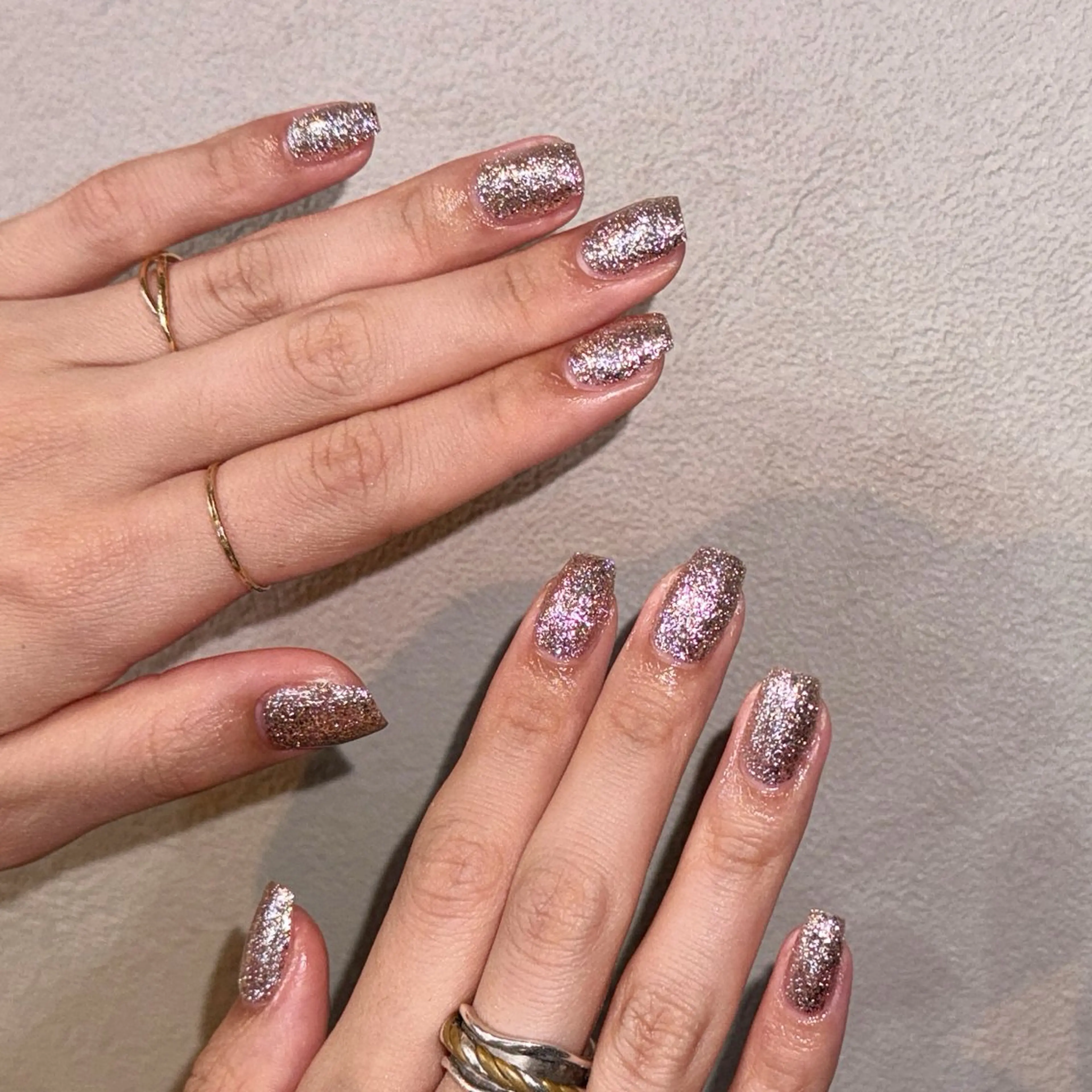 ネイル フラッシュネイル ゴールド キラキラネイル ラメ(グリッター) ワンカラーネイル ハンドネイル ハンドケア 🎀NAIL🎀 AI🪄︎︎◝✩のネイルデザイン