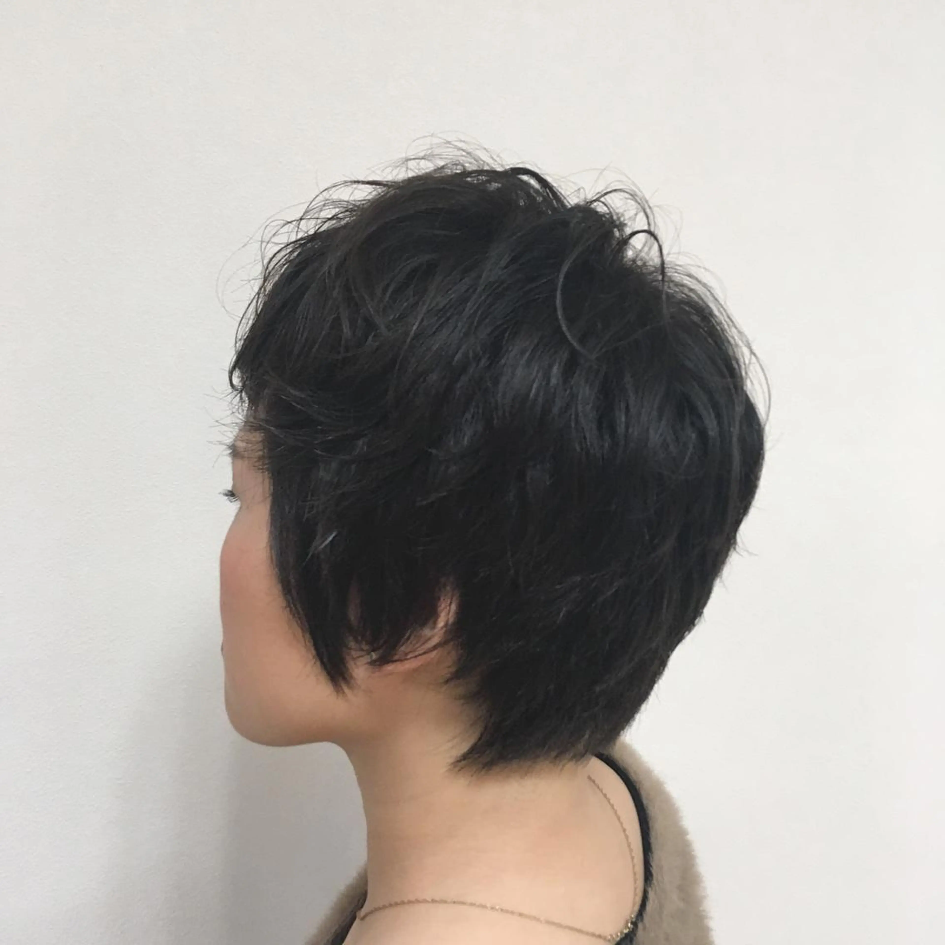 ショート カラー アッシュ ブルーカラー ブルーアッシュ くせ毛 カット ヘアカラー トリートメント 【Sweep】おじま のぞみのヘアスタイル