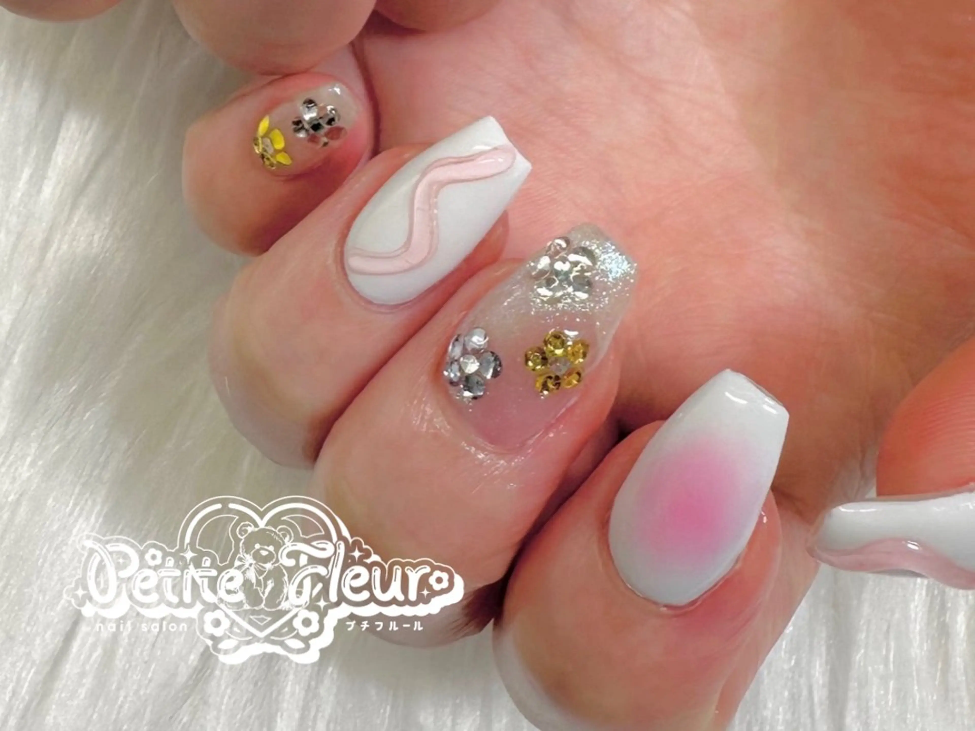 ネイル チークネイル 持ち込み ストーンネイル ハンドネイル ❁⃘*。Petite fleur❁⃘*りさのネイルデザイン