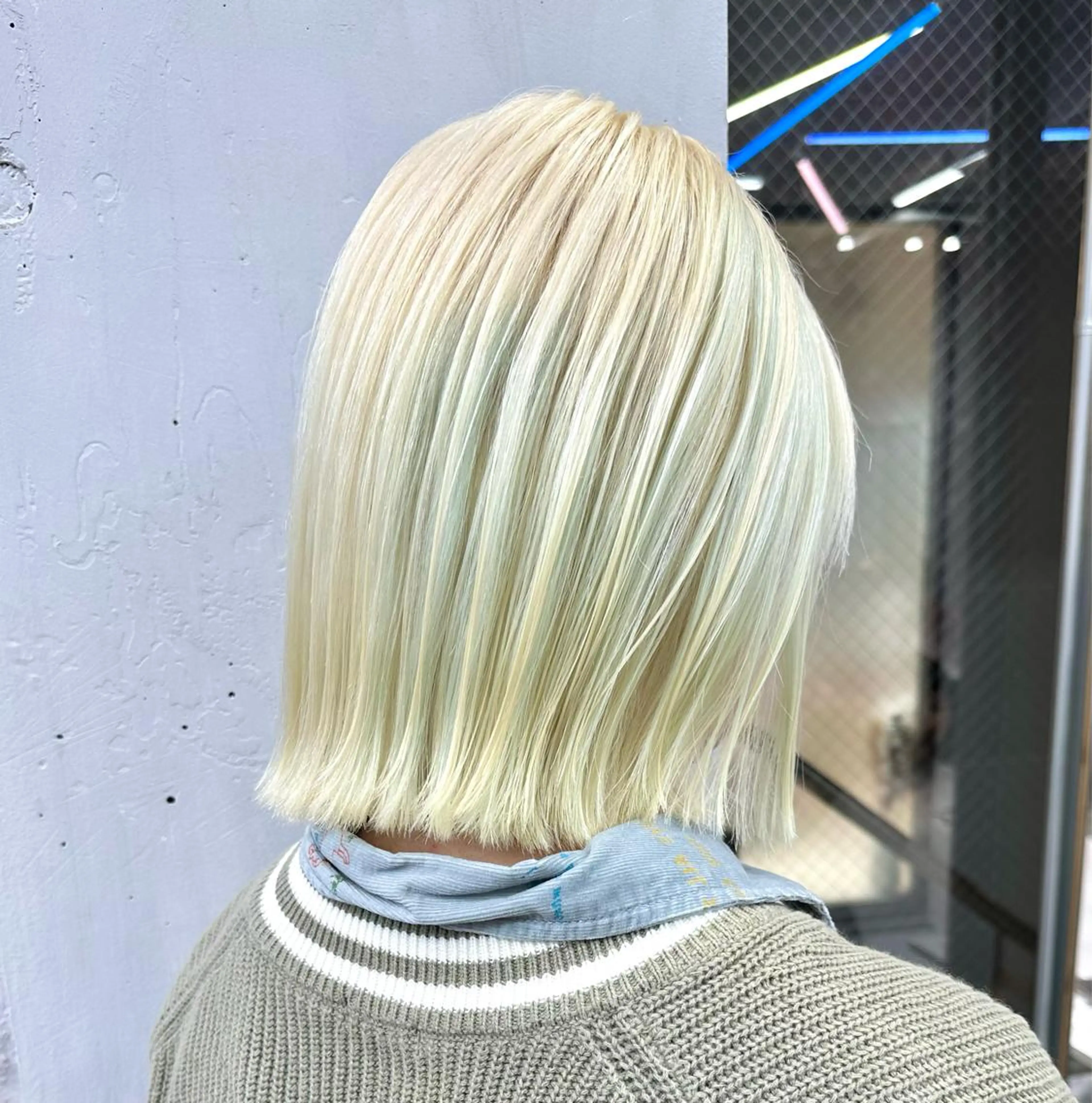 ショート パーマ ヘアアレンジ メンズ ネイル ヘアカラー トリートメント 抜きっぱなしブロンド ササキカズマのヘアスタイル