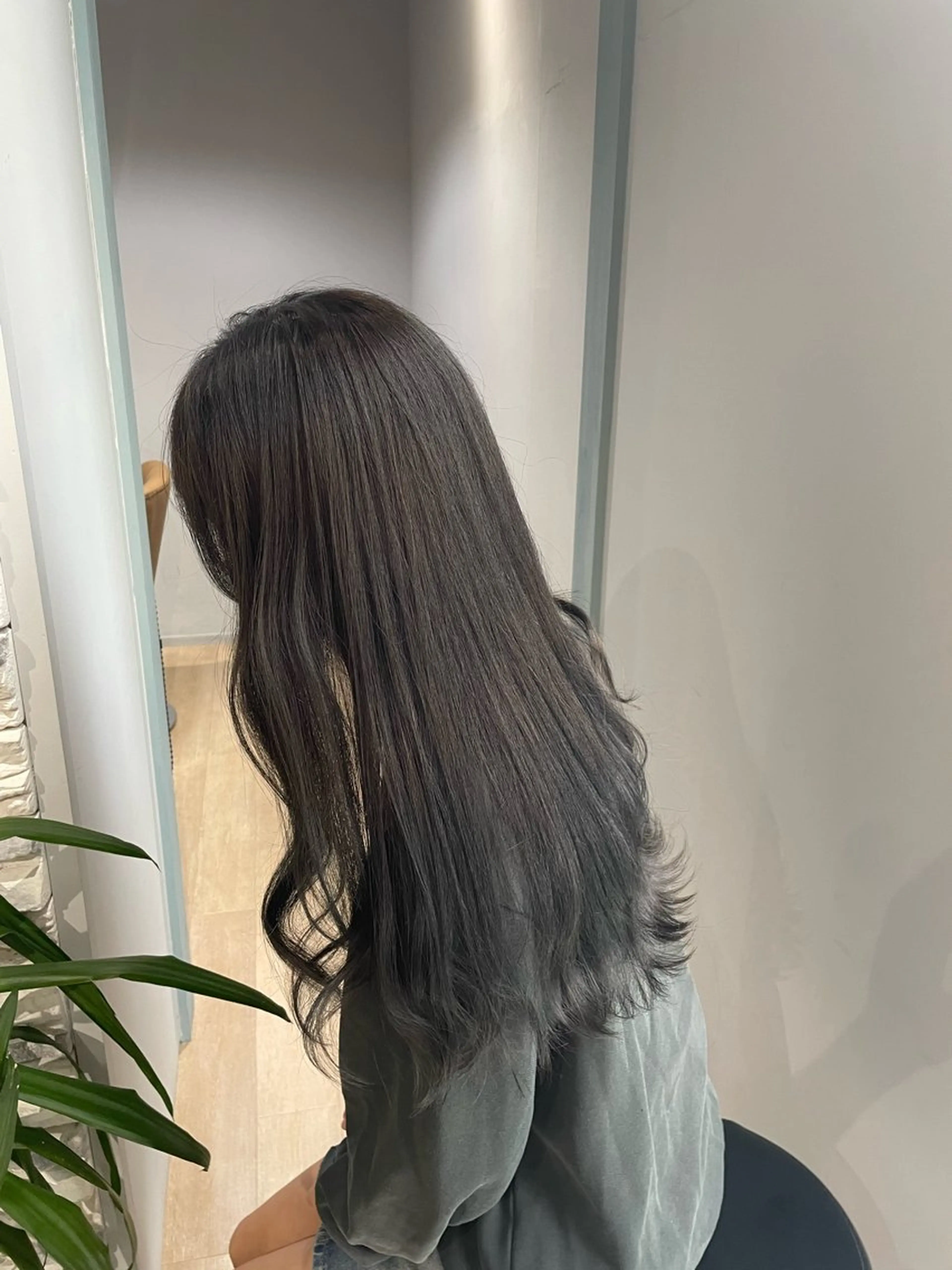 セミロング アッシュ 𝐚𝐨𝐢/カット /パーマモデルのヘアスタイル