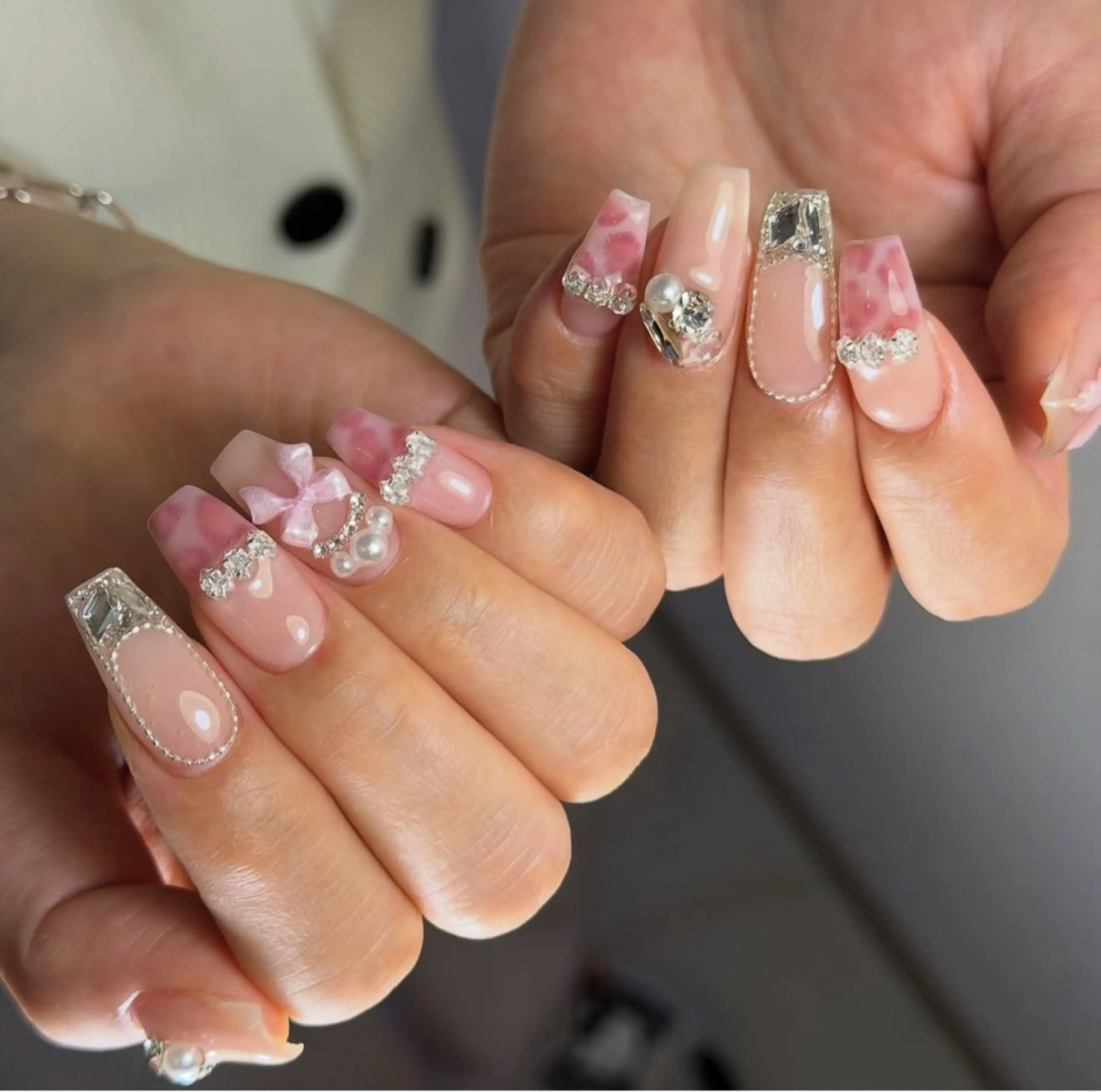 ネイル キラキラネイル マグネットネイル ミラーネイル ニュアンスネイル 春ネイル ハンドネイル Lyna 池袋のネイルデザイン