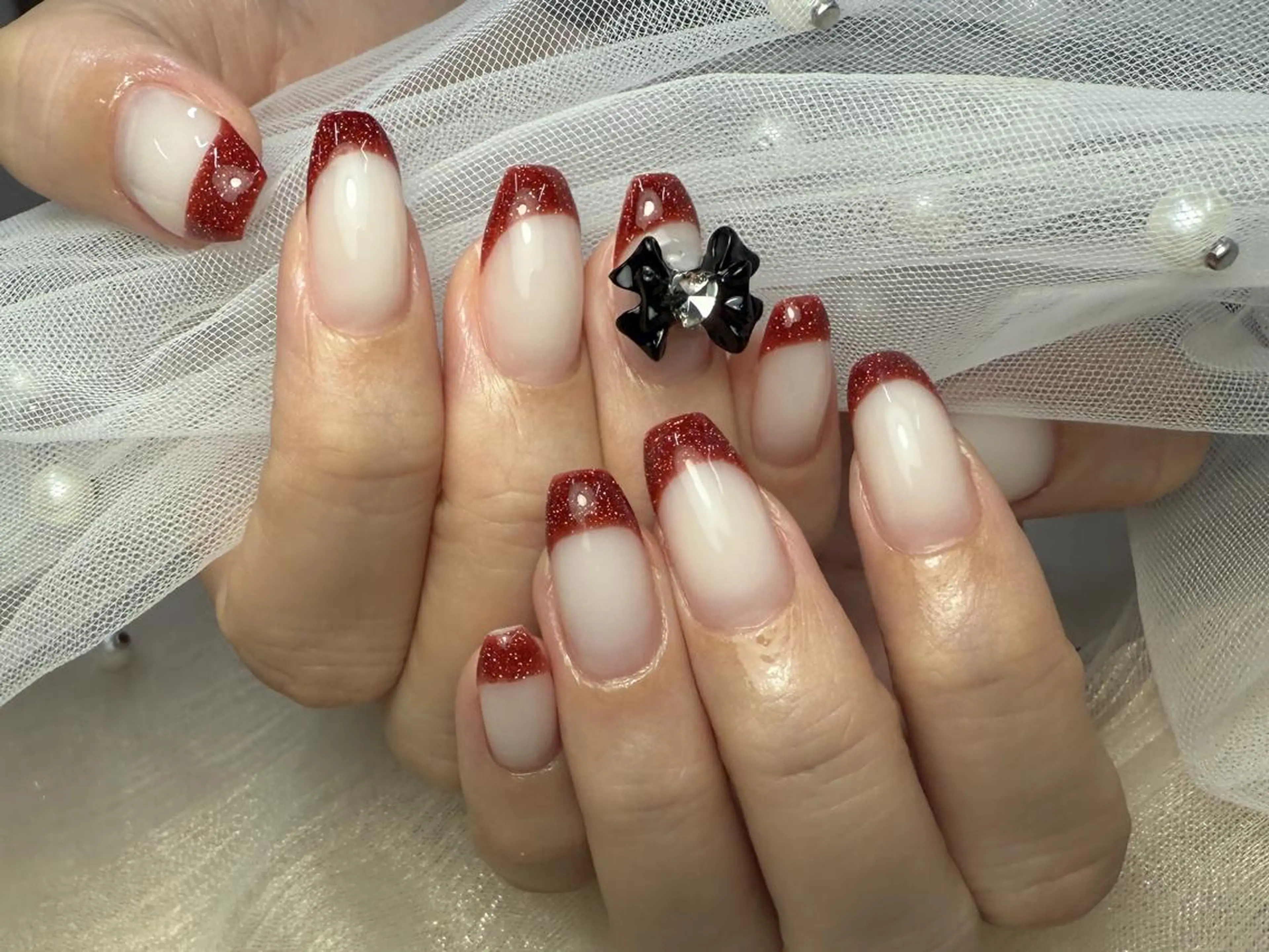 ネイル フレンチネイル ラメ(グリッター) 赤色 リボン シンプルネイル ハンドネイル ハンドケア ToliyDeliy Nail Salonのネイルデザイン