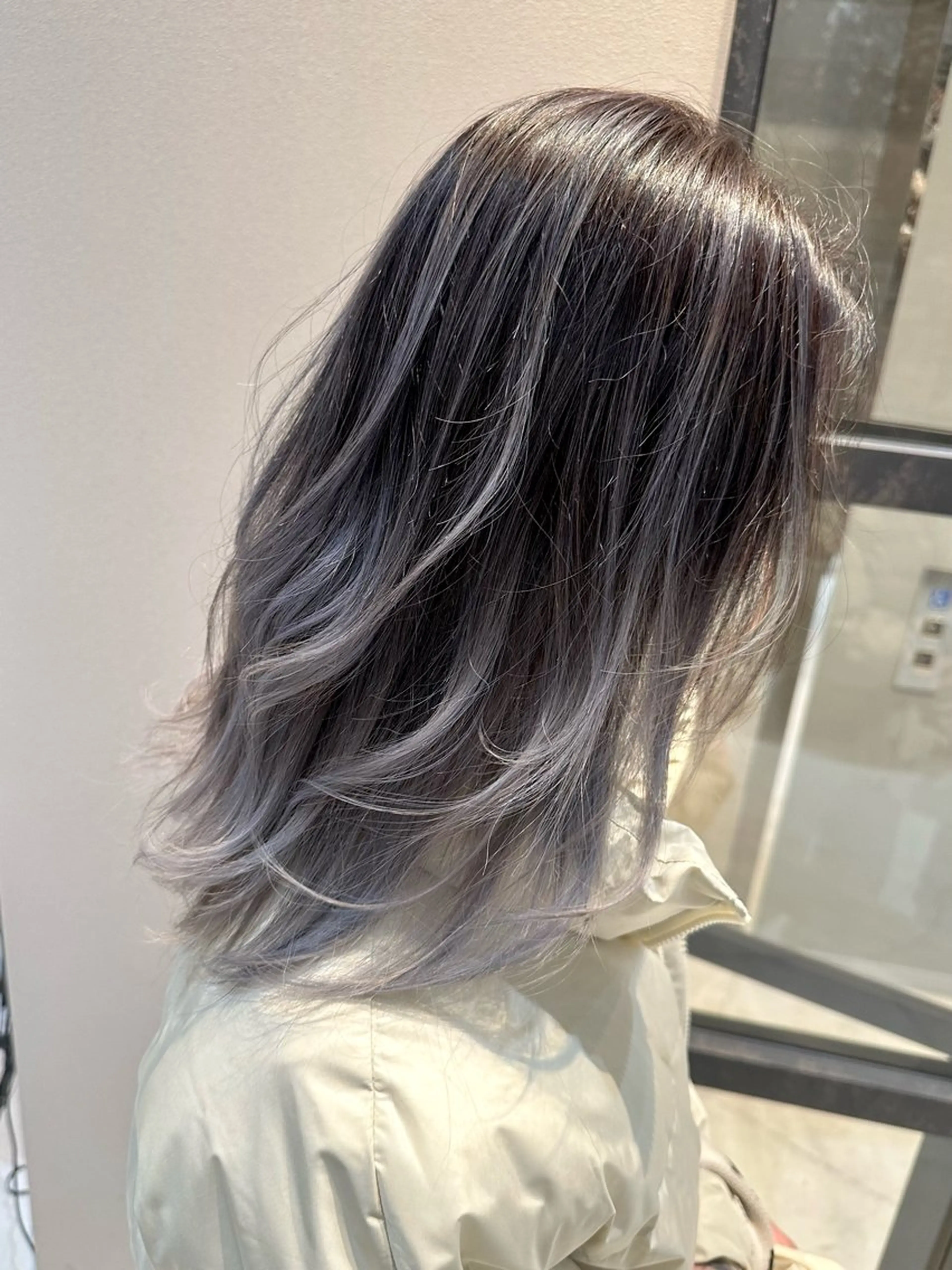 ミディアム レイヤーカット ヘアカラー 🔷ブリーチバレイヤ ージュ🔷飯野達也のヘアスタイル