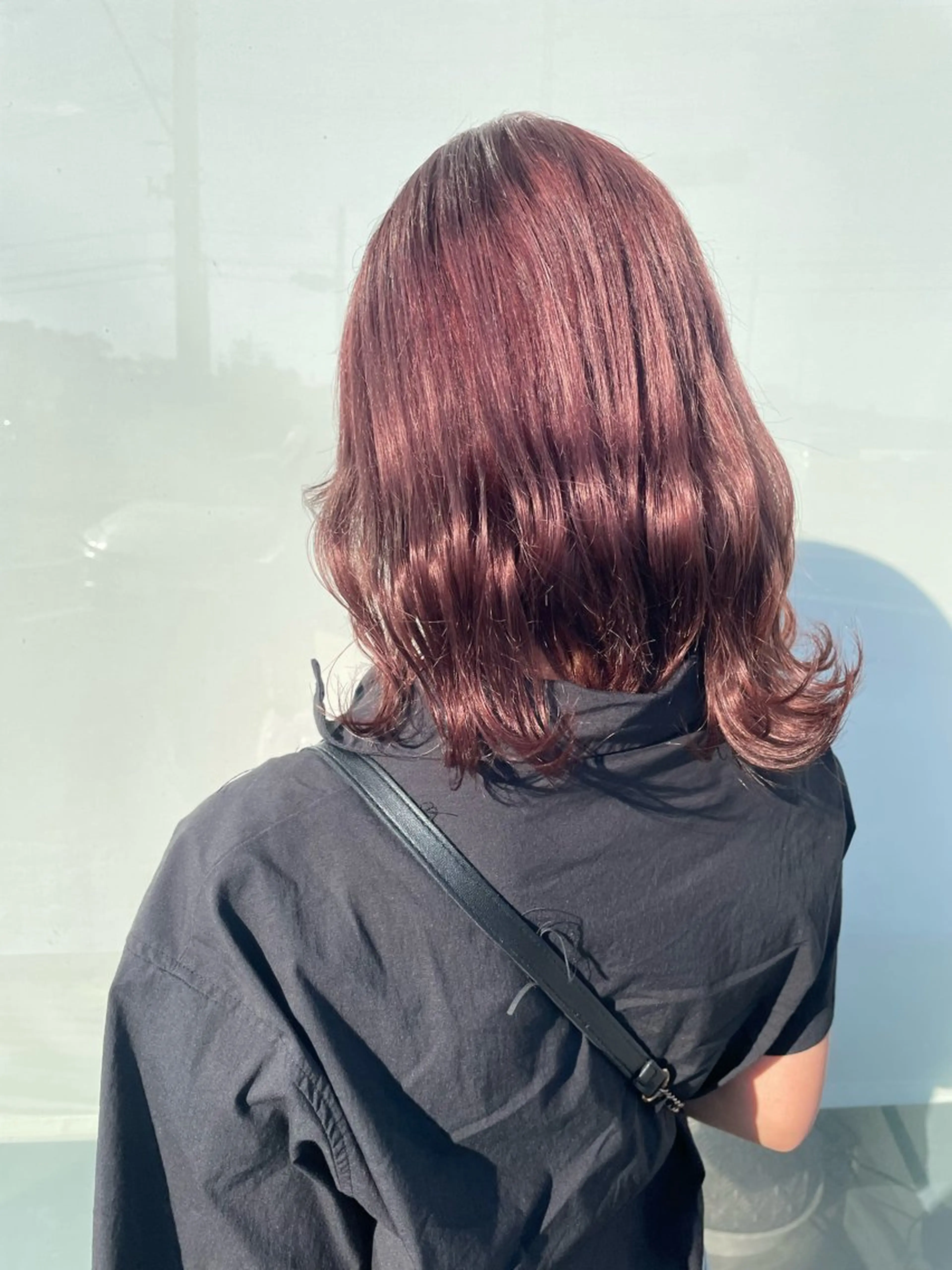 セミロング カラー 透明感カラー ピンクカラー レッドカラー FLUNSいわき所属・岩岸 すずのヘアスタイル