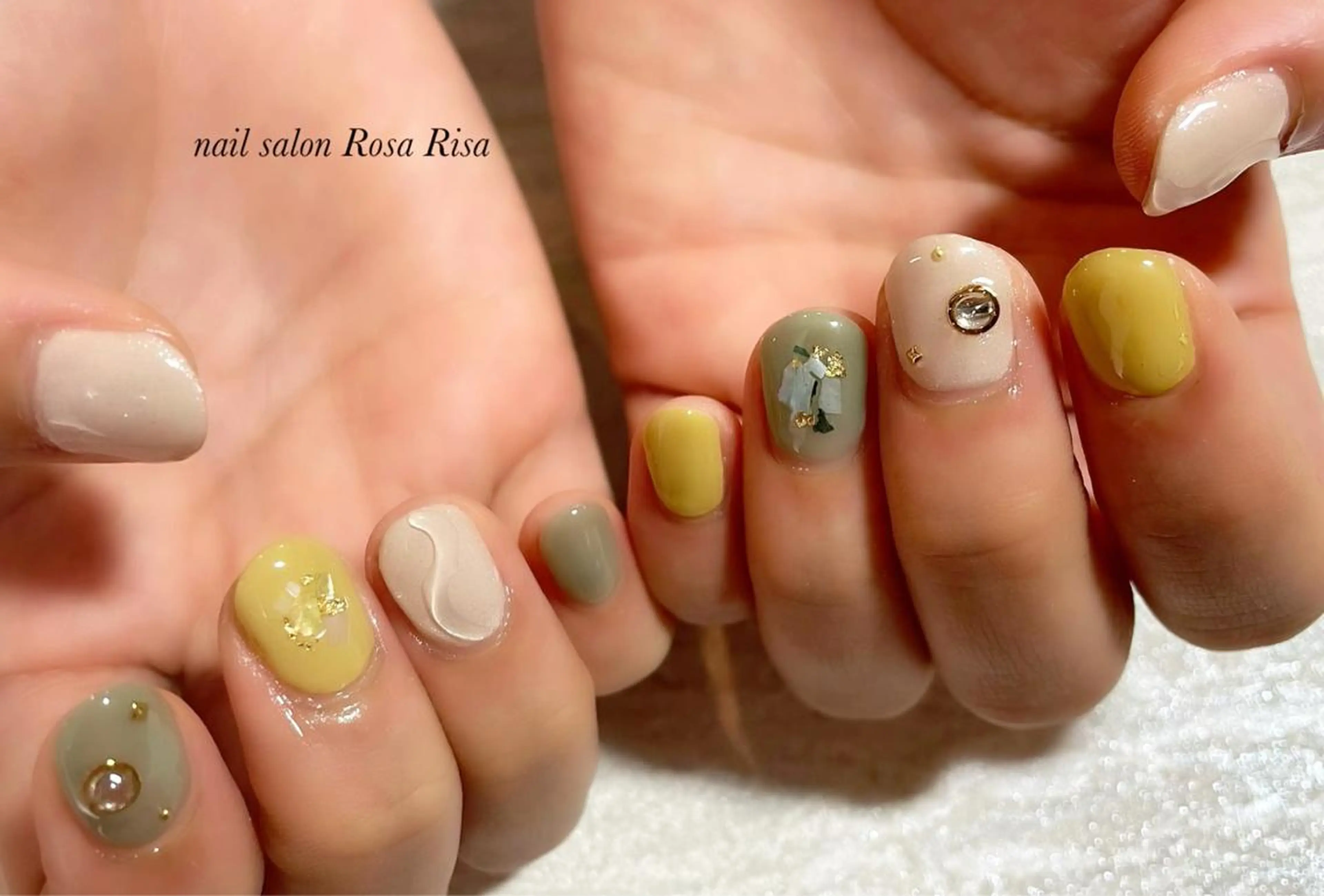 ショート ネイル ストーンネイル ハンドネイル ネイルスタジオ シェイクユアハンズのネイルデザイン