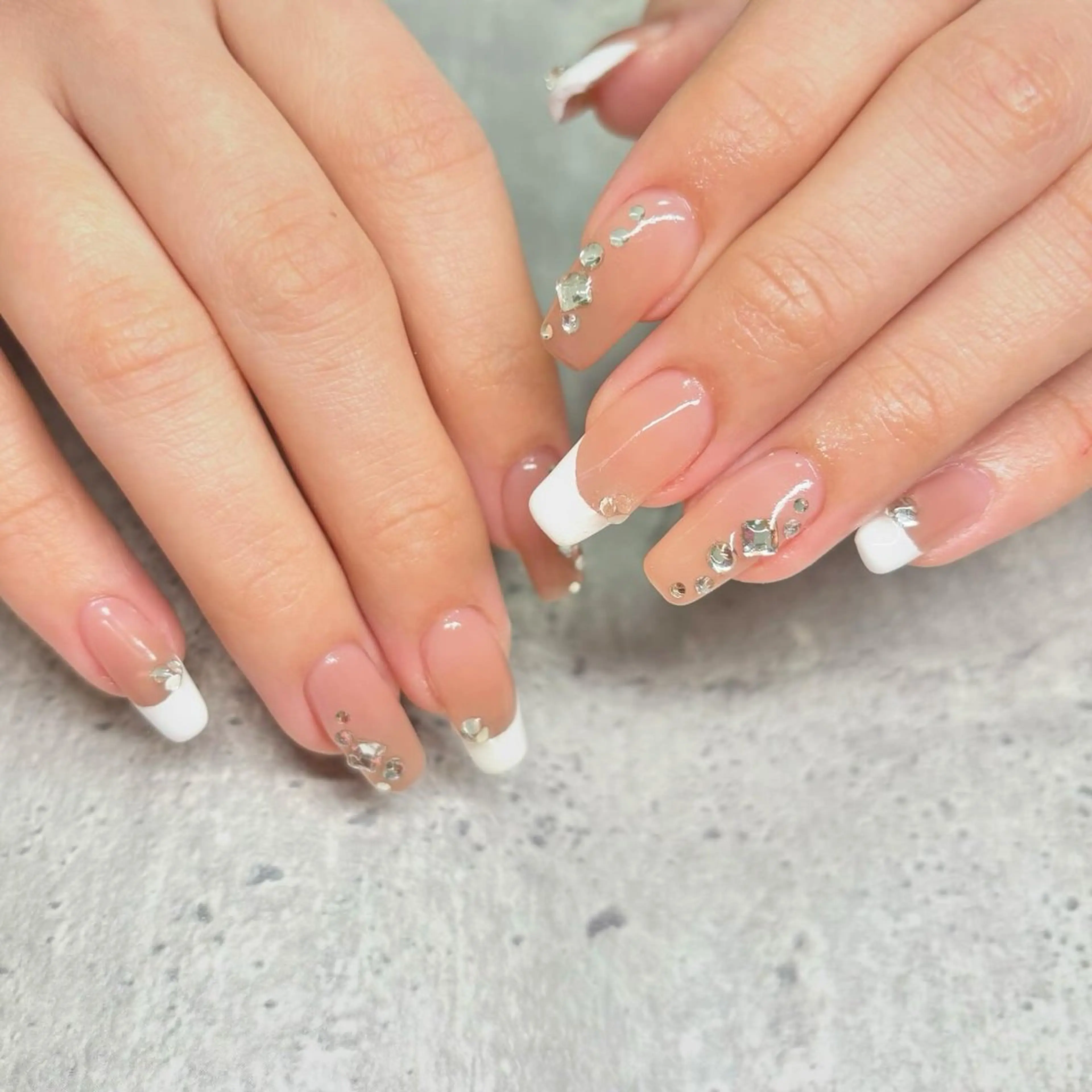 ネイル アートネイル フレンチネイル キラキラネイル ロングネイル ニュアンスネイル ハンドネイル RE💟N.NAIL ラテン系お姉さんのネイルデザイン