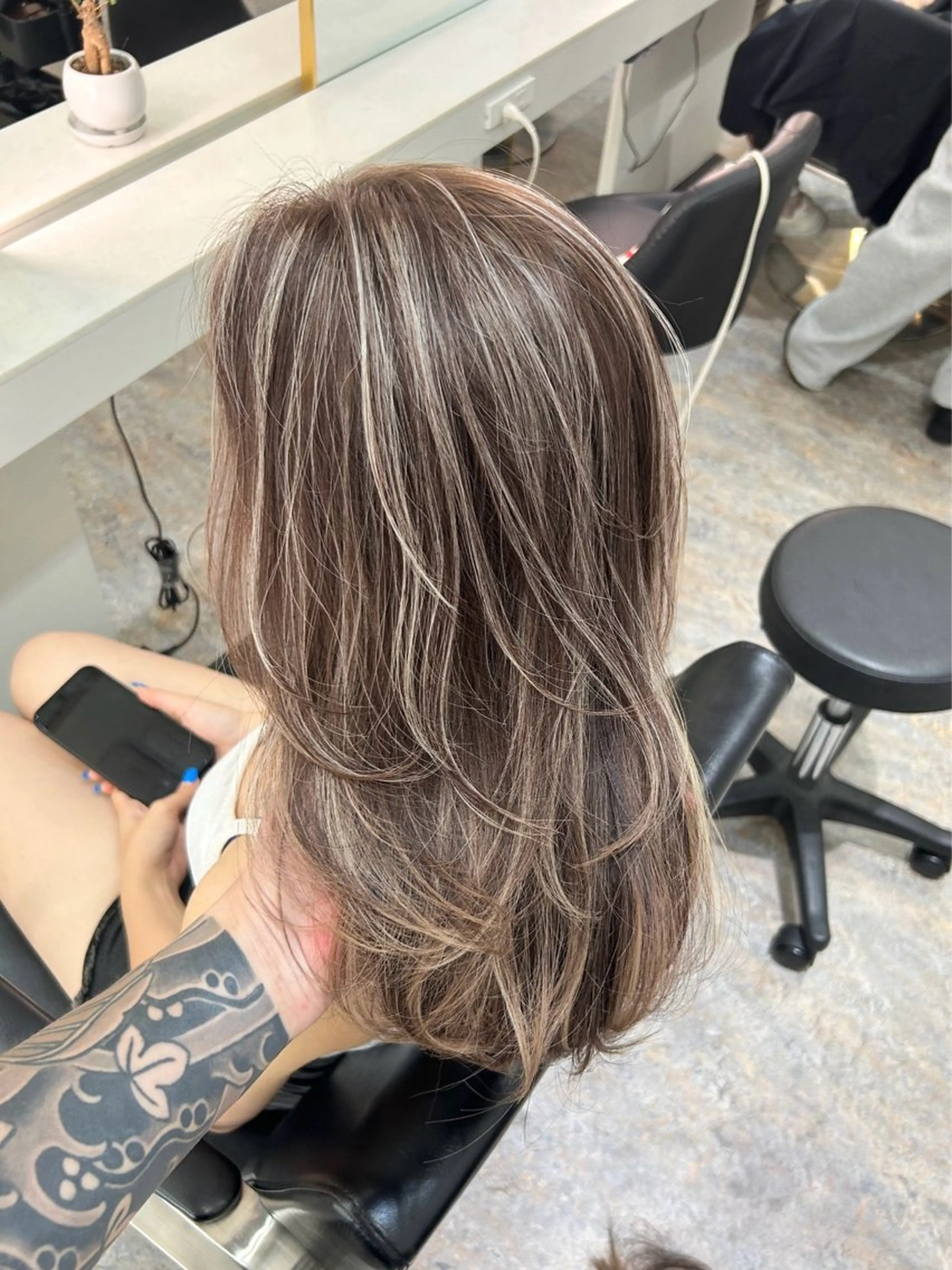 セミロング カラー ハイライトカラー ハイライト カット ヘアカラー トリートメント レイヤーカット BLend 渋谷のヘアスタイル