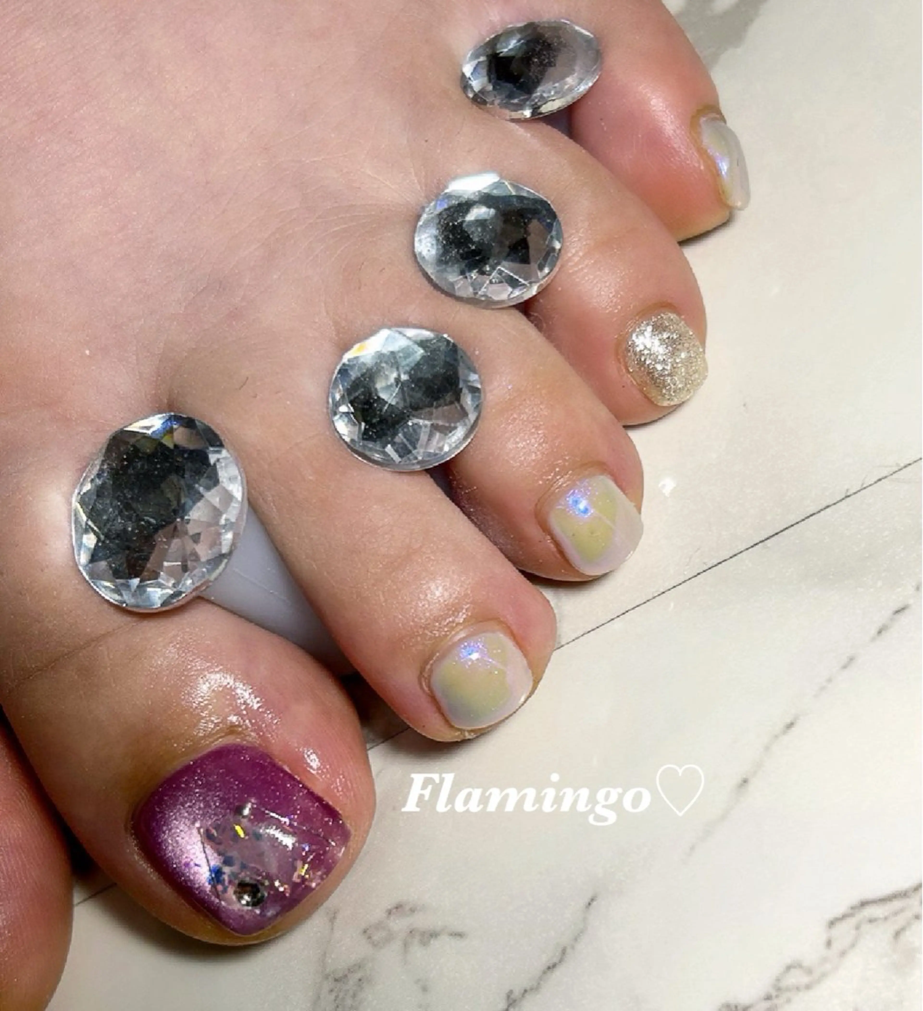 ネイル フットネイル キラキラネイル ラメ(グリッター) マグネットネイル ミラーネイル フットネイル 40代からの爪を守る ×ケア重視サロン♡のネイルデザイン