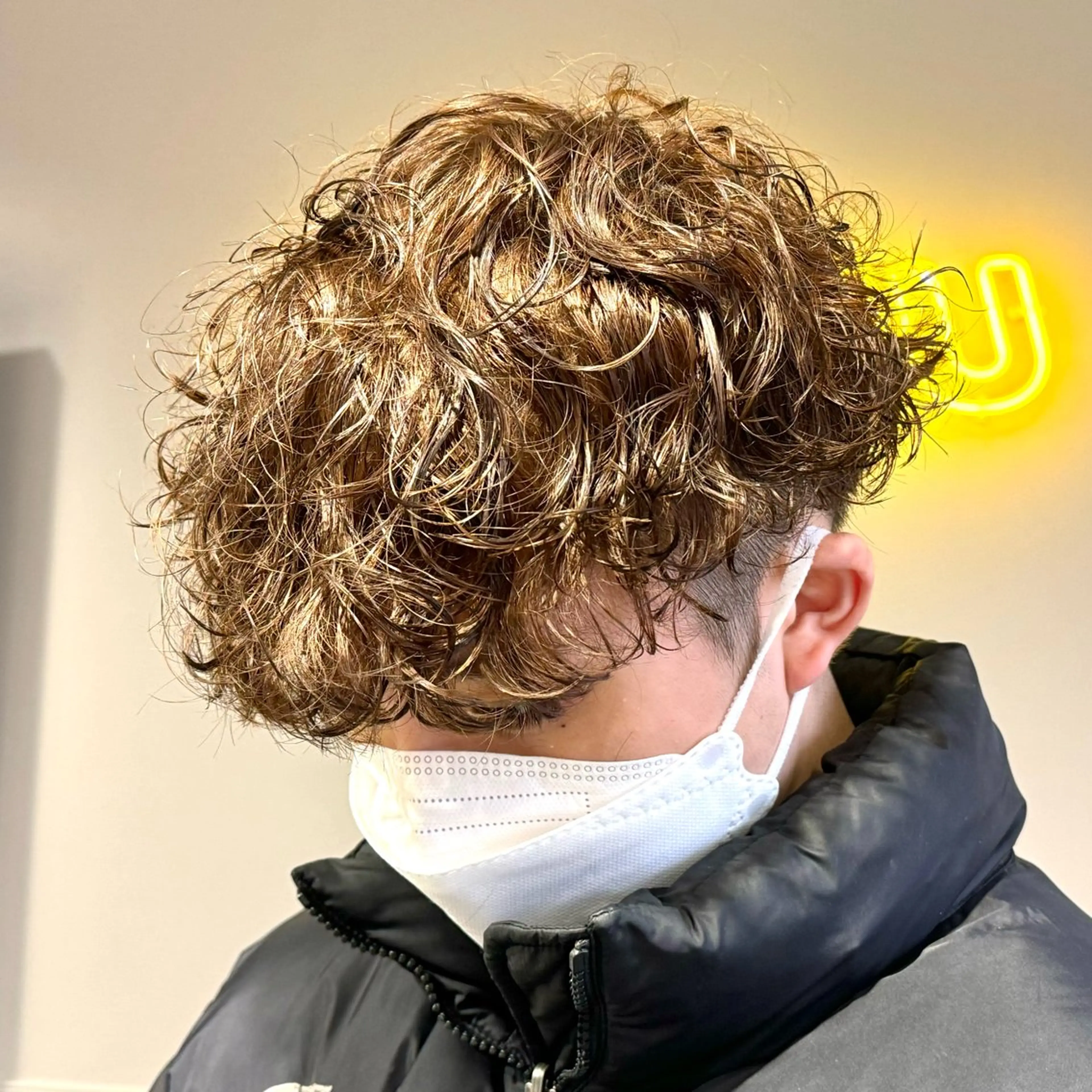 ミディアム パーマ ヘアアレンジ メンズ ミディアムパーマ メンズパーマ プードルパーマ 外国人風カラー プードルパーマ 艶カラー の達人のヘアスタイル