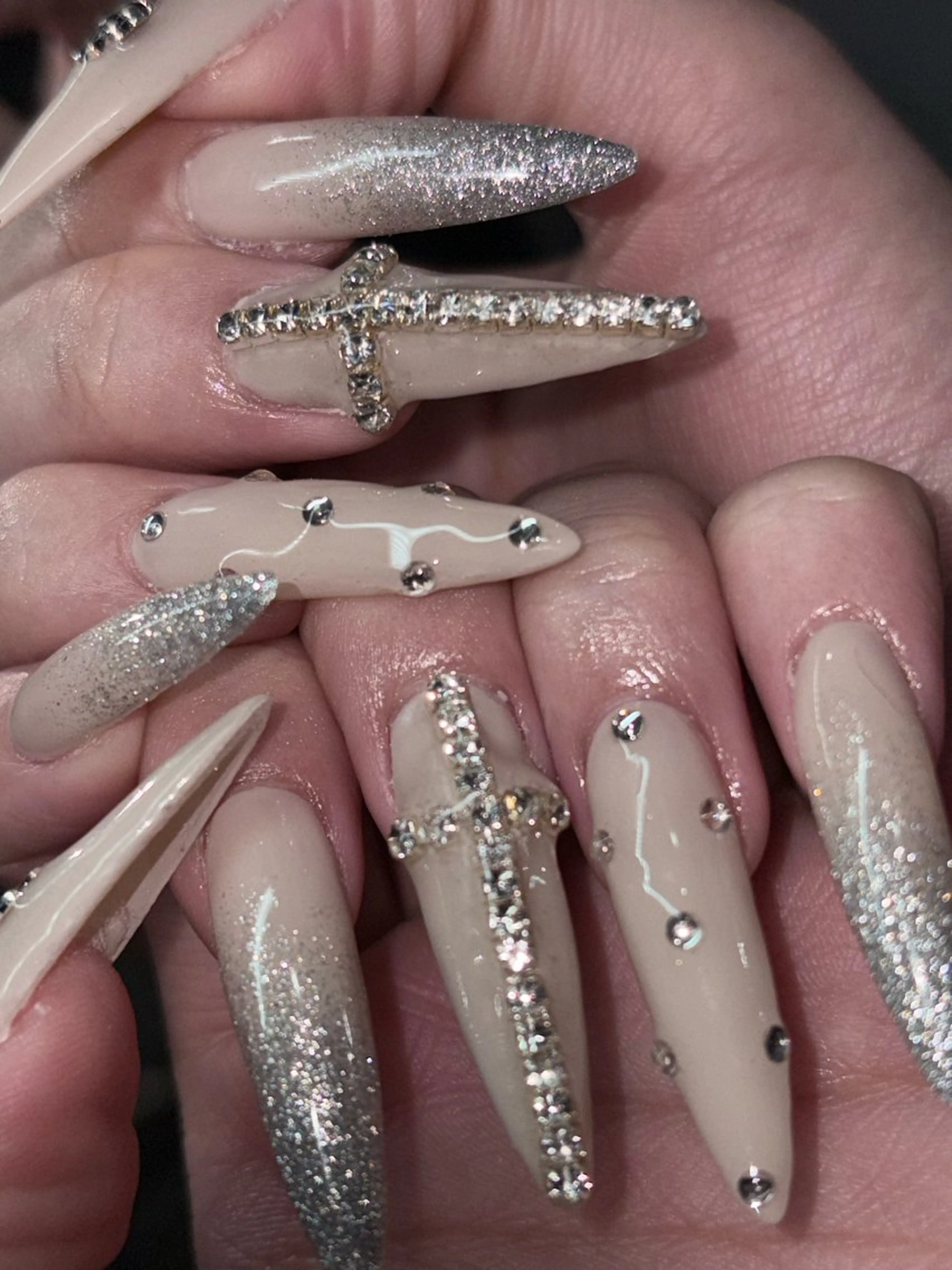 ネイル ハンドネイル NES NAIL所属・さゆり￤推しキャラ ￤ロングネイル🩷のネイルデザイン