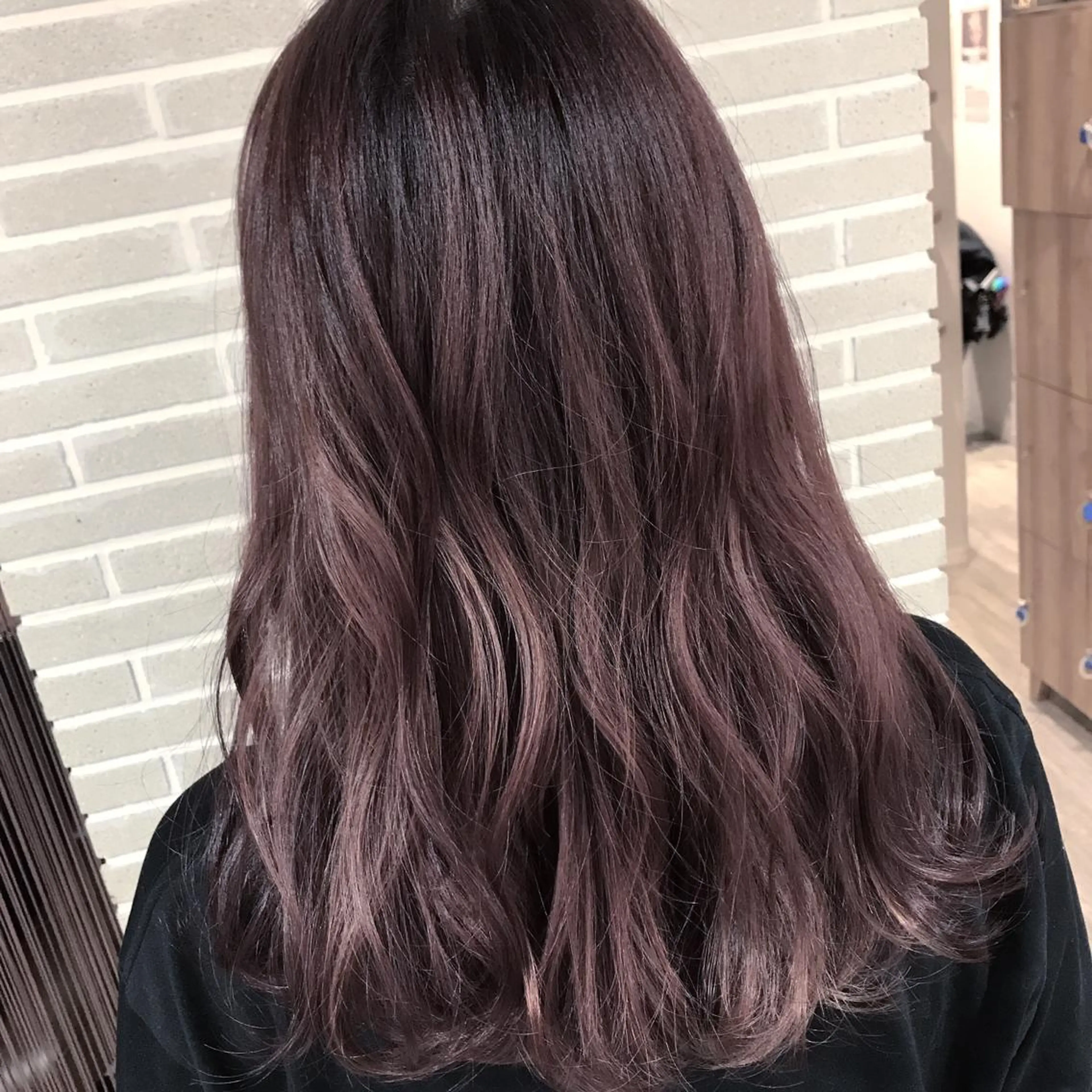 ミディアム カラー アッシュ アッシュグレー アッシュグレージュ バレイヤージュ ベージュカラー AMI Hair  supply所属・髪質改善カラー 韓国風レイヤーのヘアスタイル