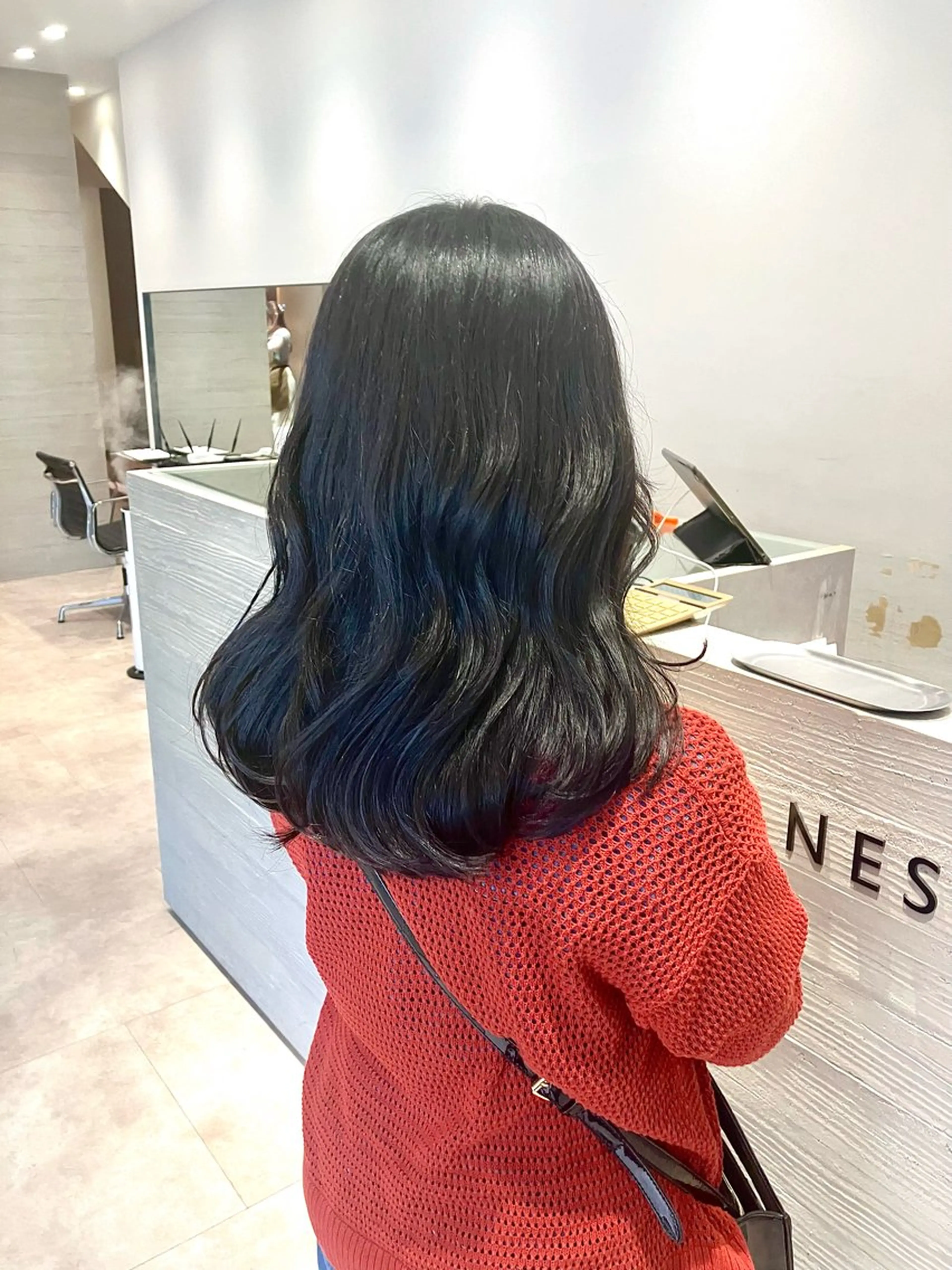 セミロング カラー サキ🤍ハイトーン 🩰くびれ巻きヘアのヘアスタイル