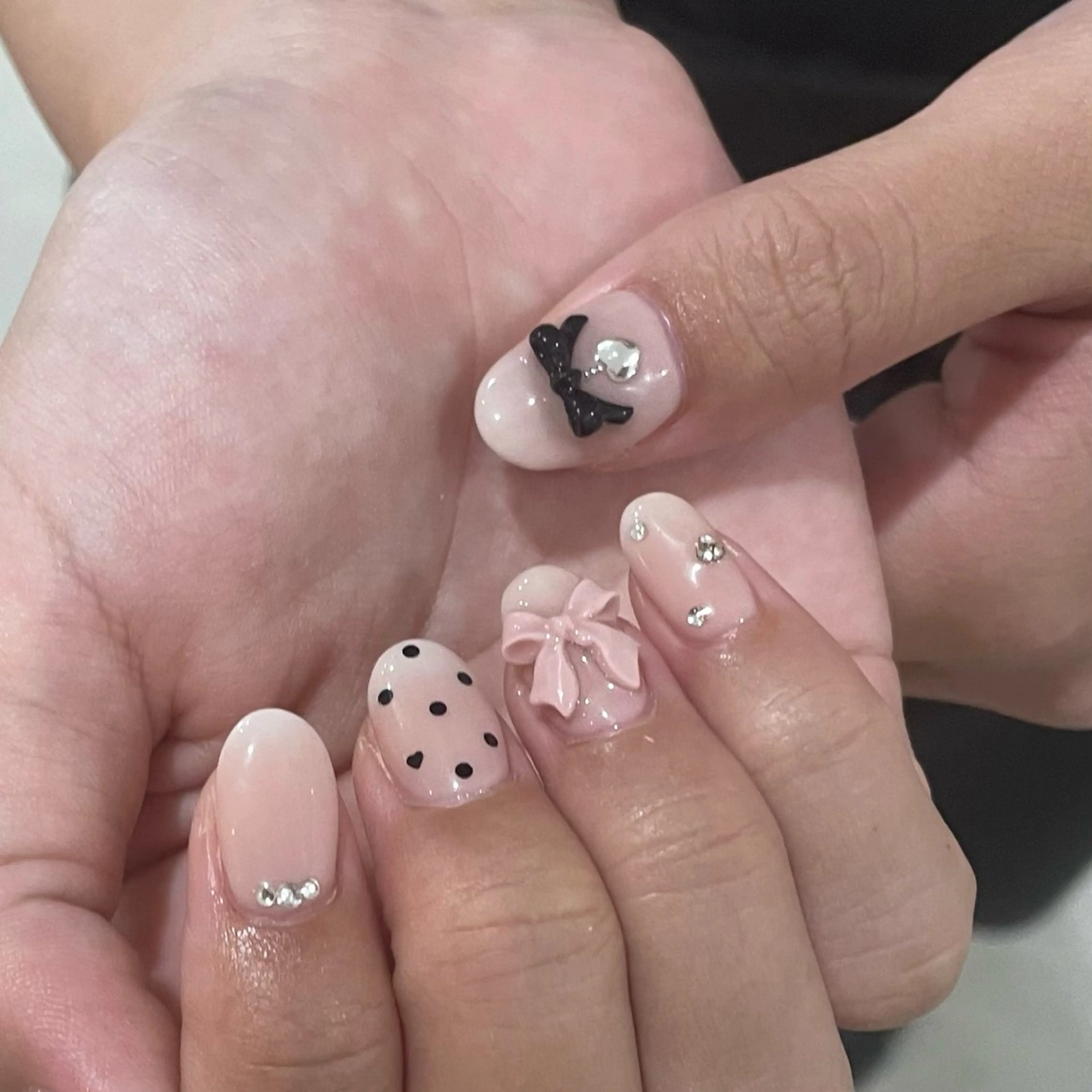 ネイル ハンドネイル 𝑟𝑖𝑠𝑎 🕯‎🤍のネイルデザイン