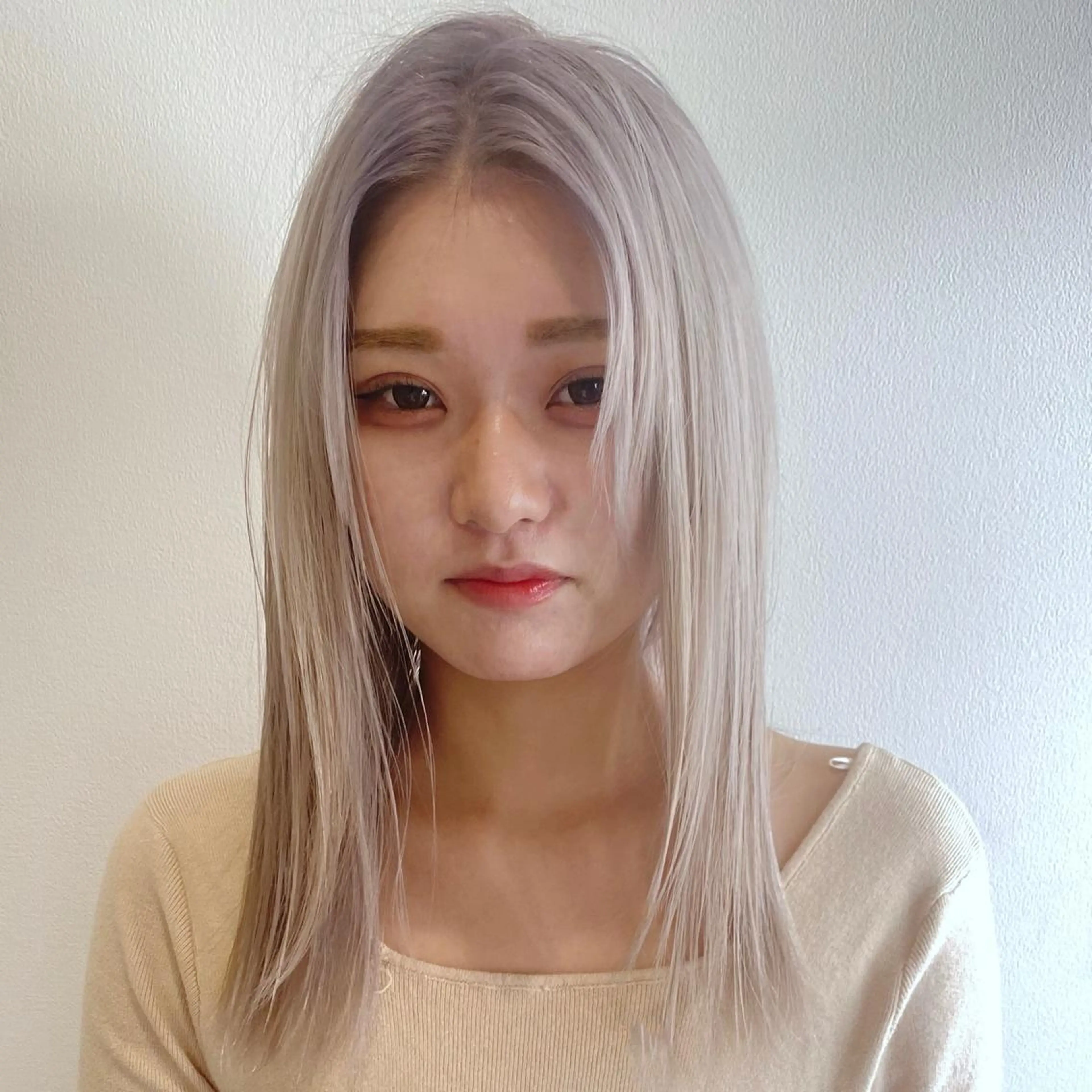 セミロング カラー ベージュカラー ブリーチ ブロンド 透明感カラー ダブルカラー ヘアカラー トリートメント RAIMA ハイトーン/ベージュのヘアスタイル